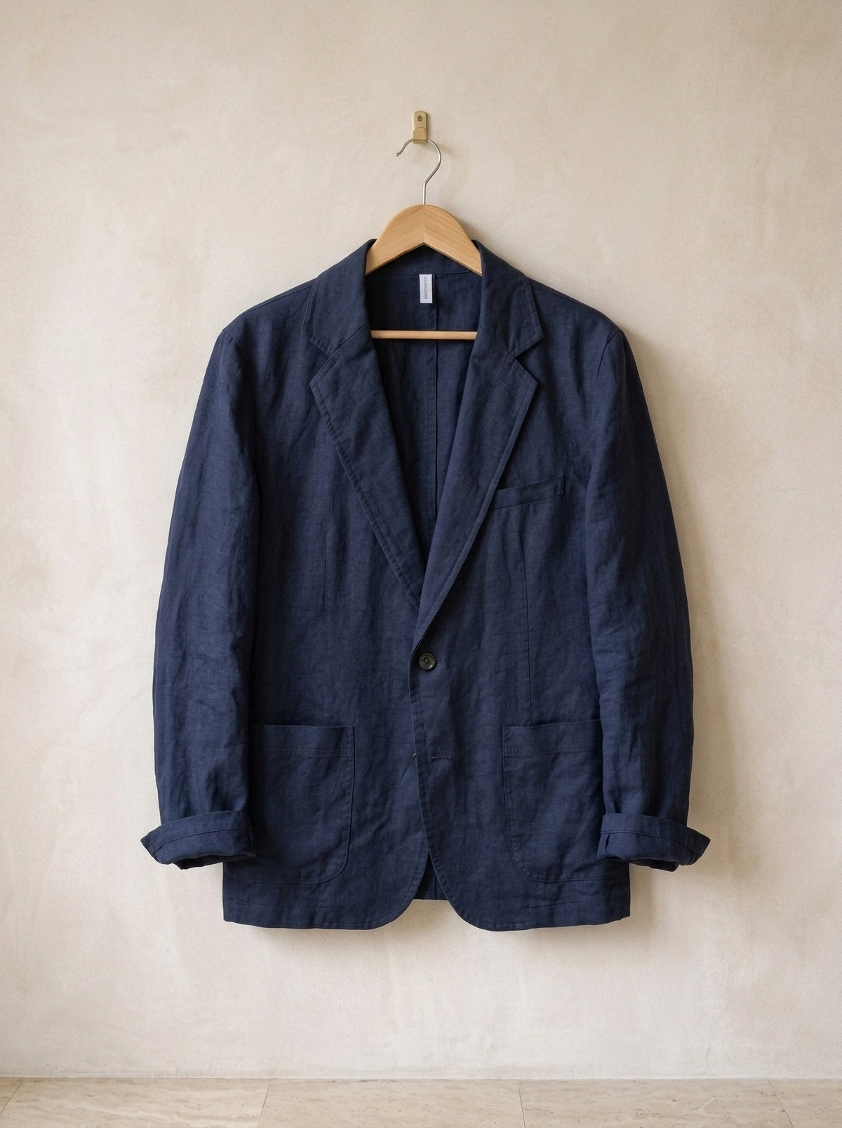 Azul-marinho | Blazer de linho Beaune azul-marinho – peça sozinha, no cabide de madeira