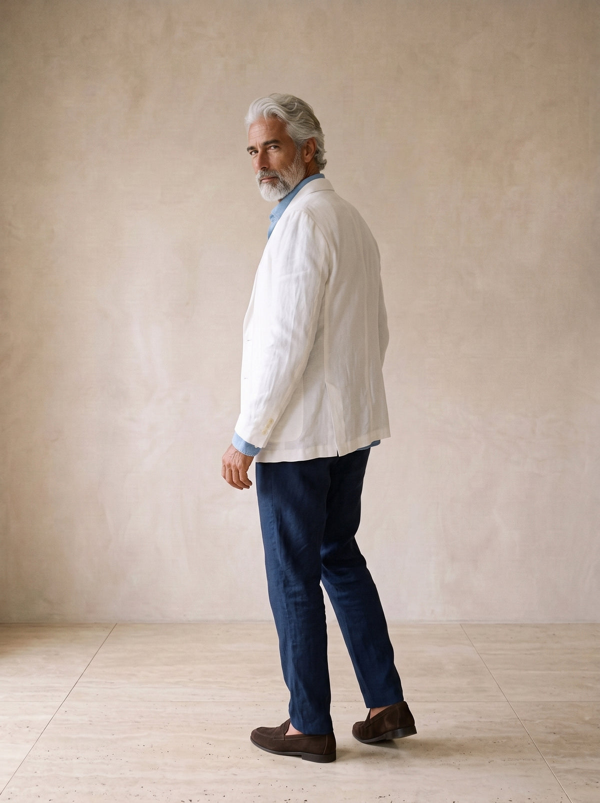 Branco | Blazer de linho Beaune branco – costas, olhando por cima do ombro