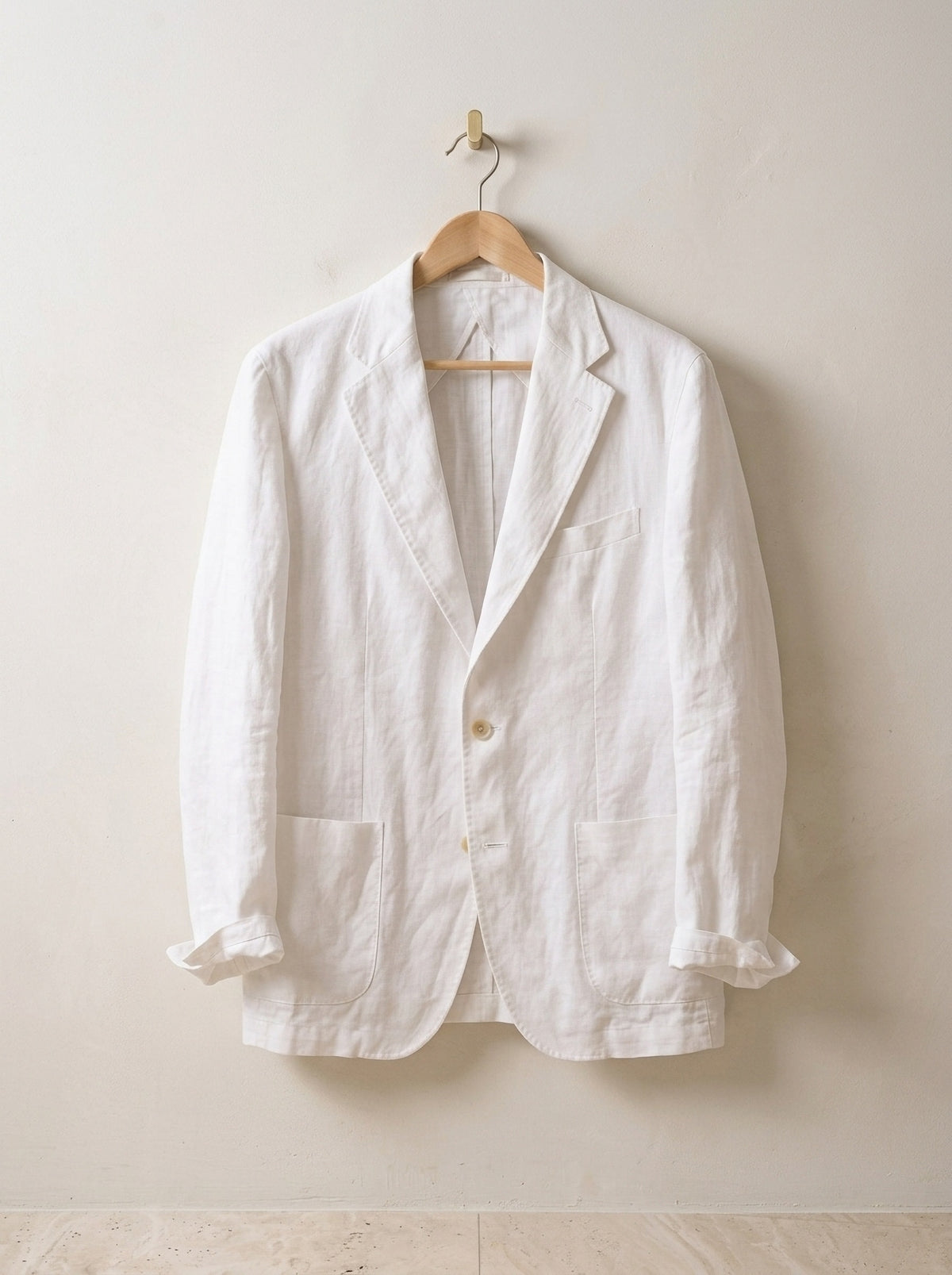 Branco | Blazer de linho Beaune branco – peça sozinha, no cabide de madeira