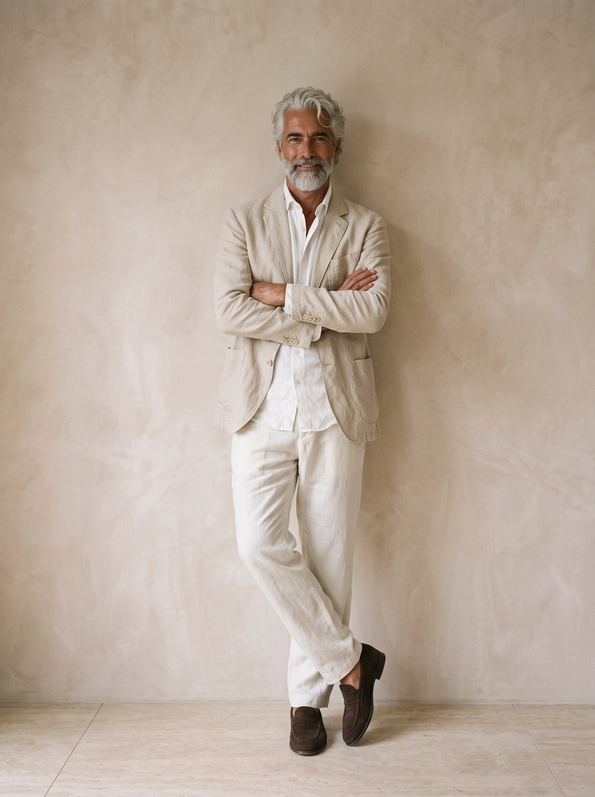 Caqui | Blazer de linho Beaune caqui – modelo encostado na parede