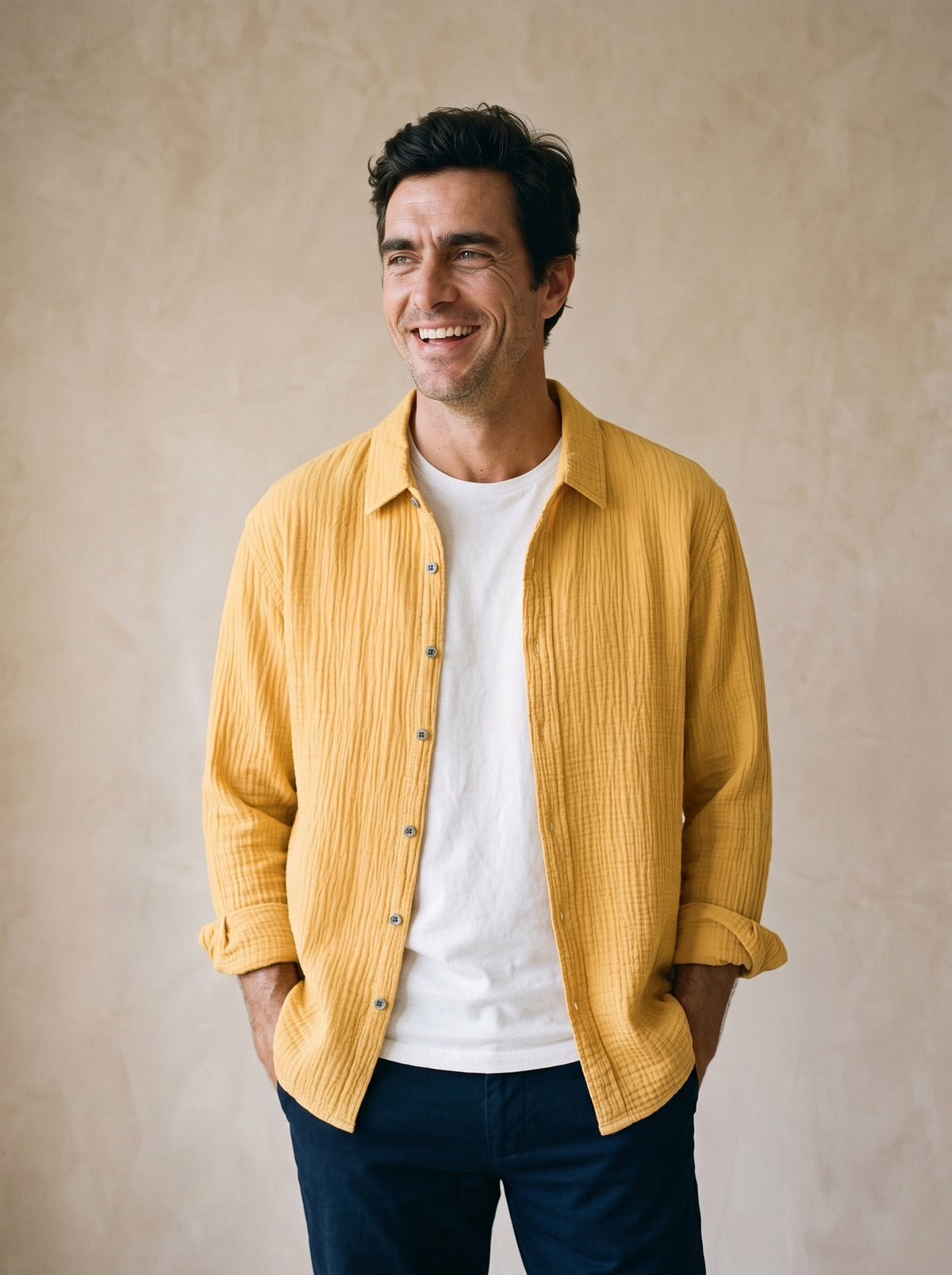 Amarelo | Camisa slim Belfast amarelo – modelo sorrindo, recorte médio
