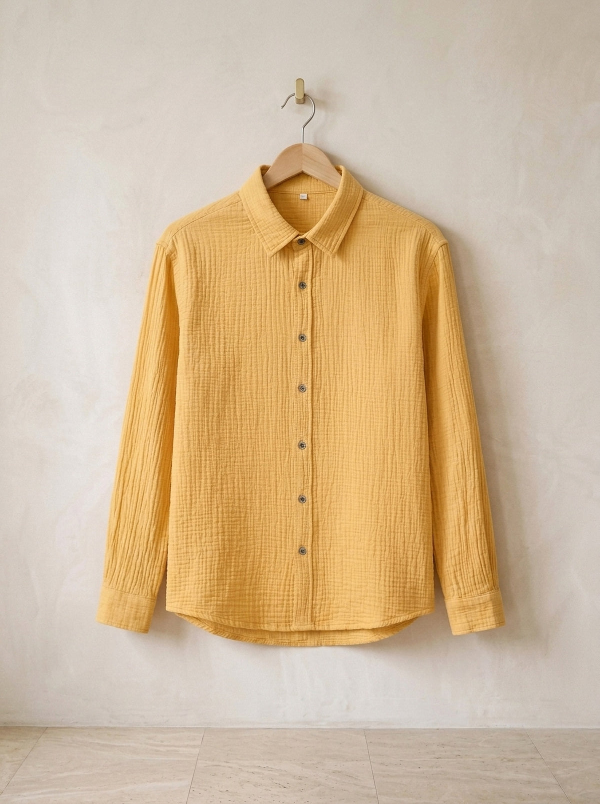 Amarelo | Camisa slim Belfast amarelo – peça sozinha, no cabide de madeira