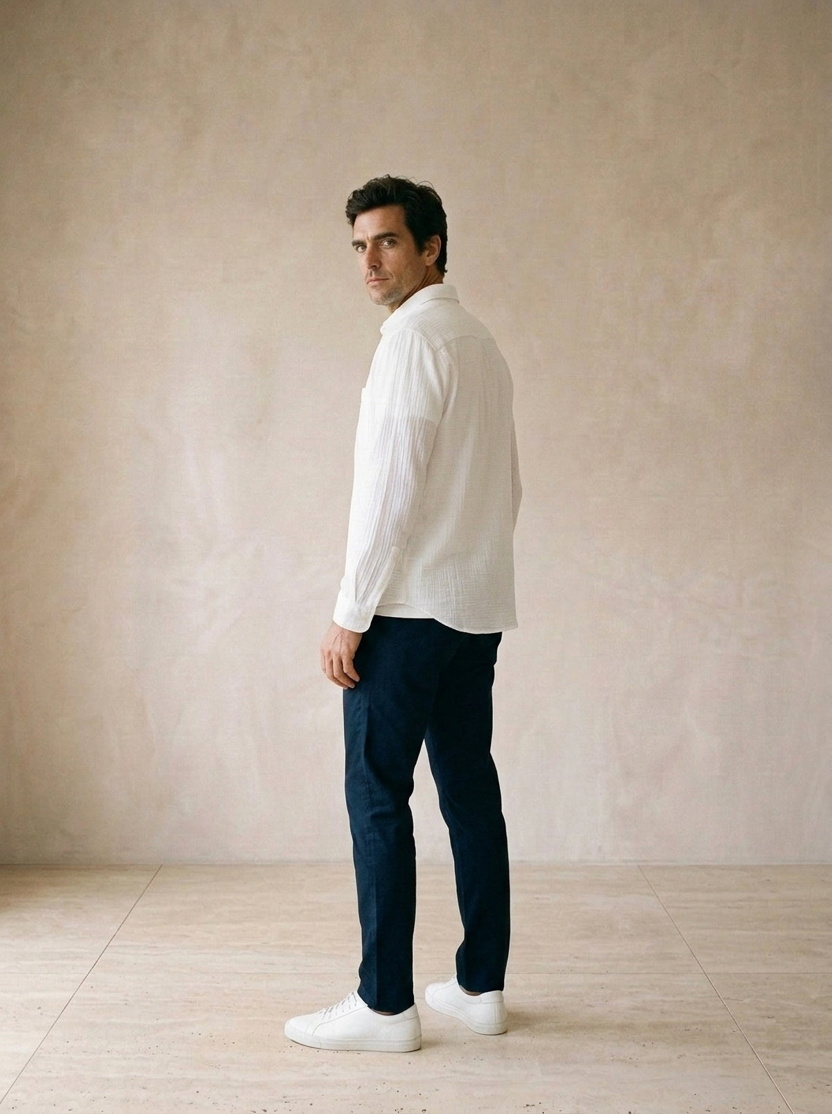 Branco | Camisa slim Belfast branco – costas, olhando por cima do ombro