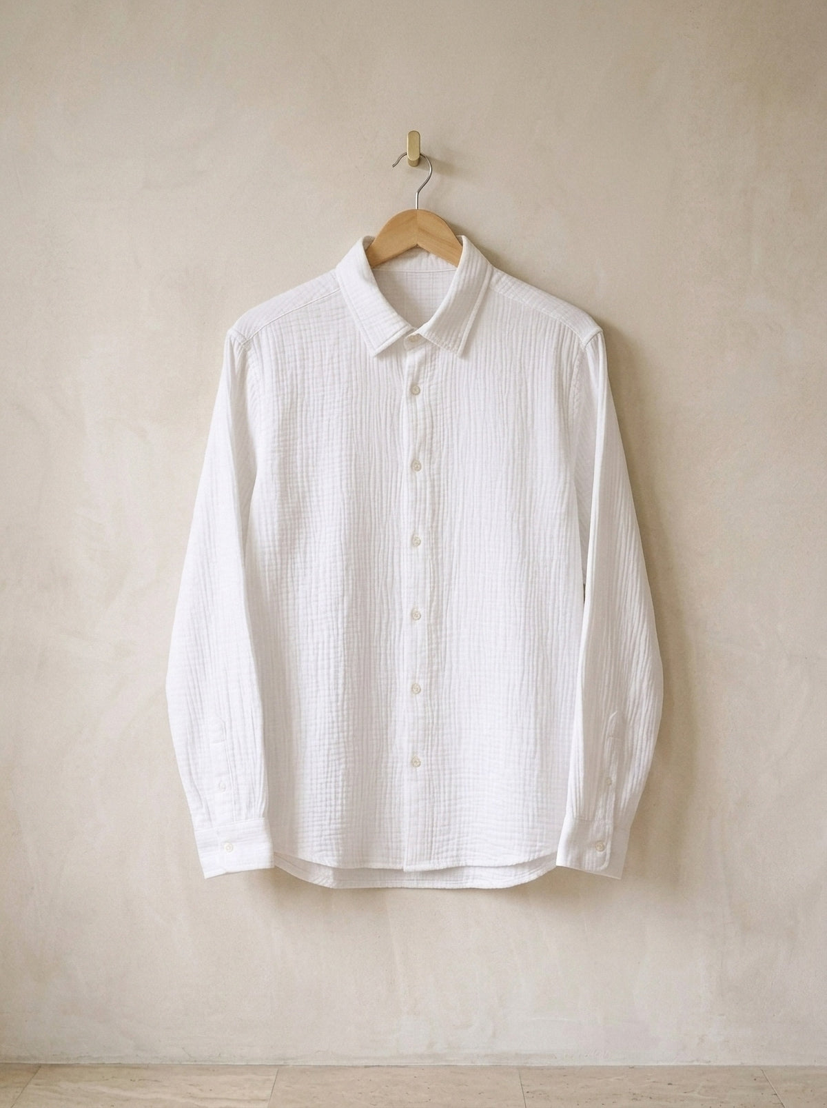 Branco | Camisa slim Belfast branco – peça sozinha, no cabide de madeira