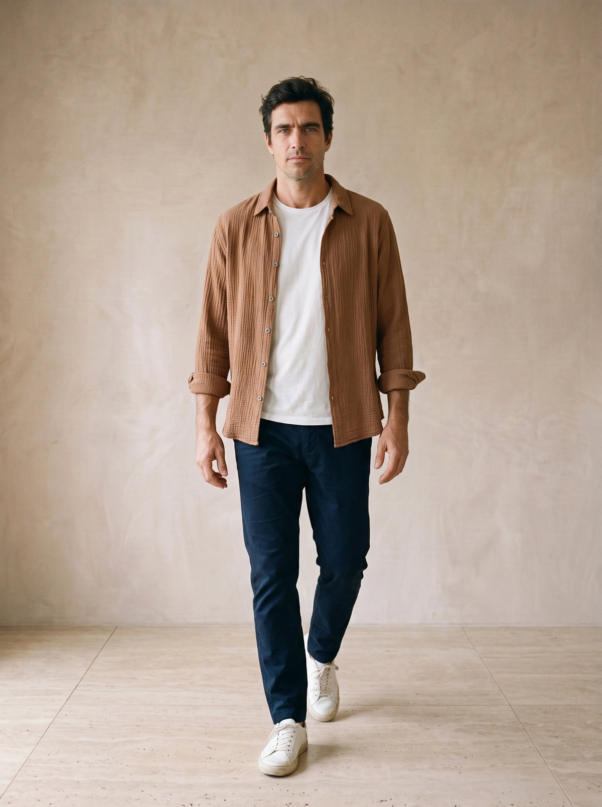 Caramelo | Camisa slim Belfast caramelo – corpo inteiro, modelo caminhando