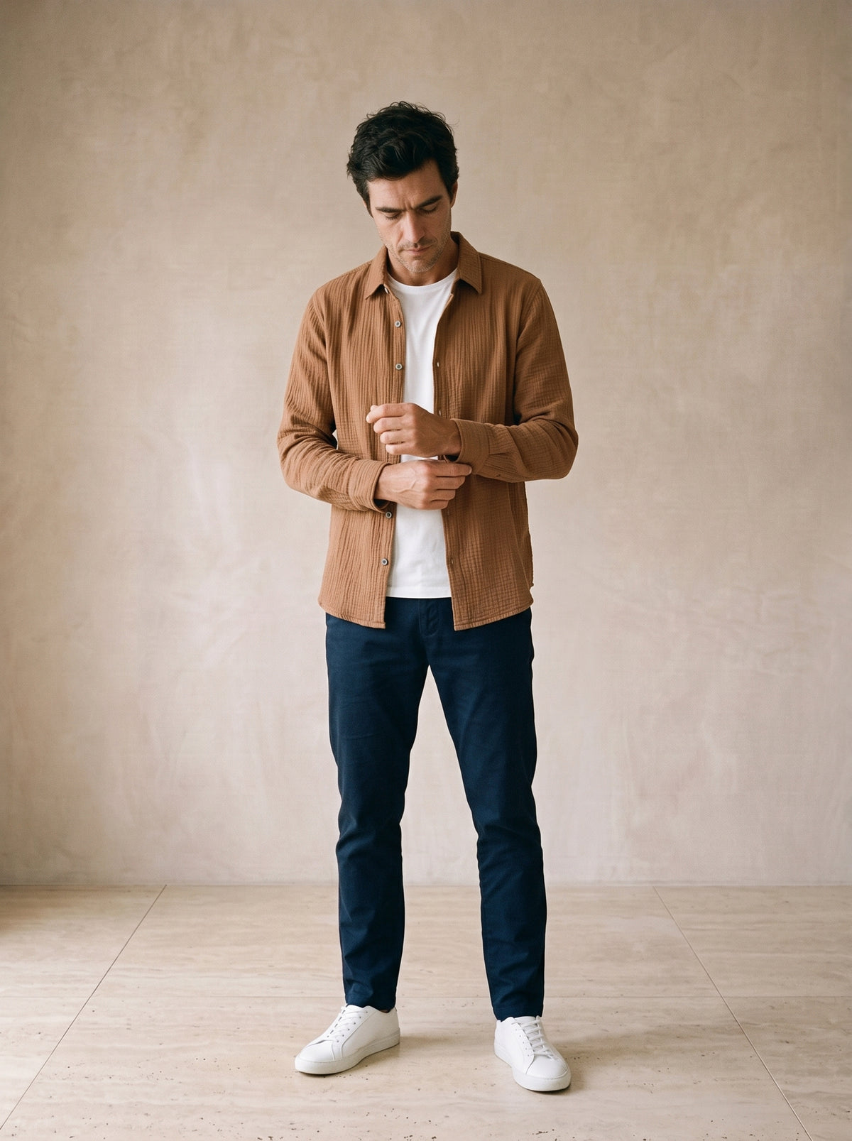 Caramelo | Camisa slim Belfast caramelo – modelo ajustando a manga