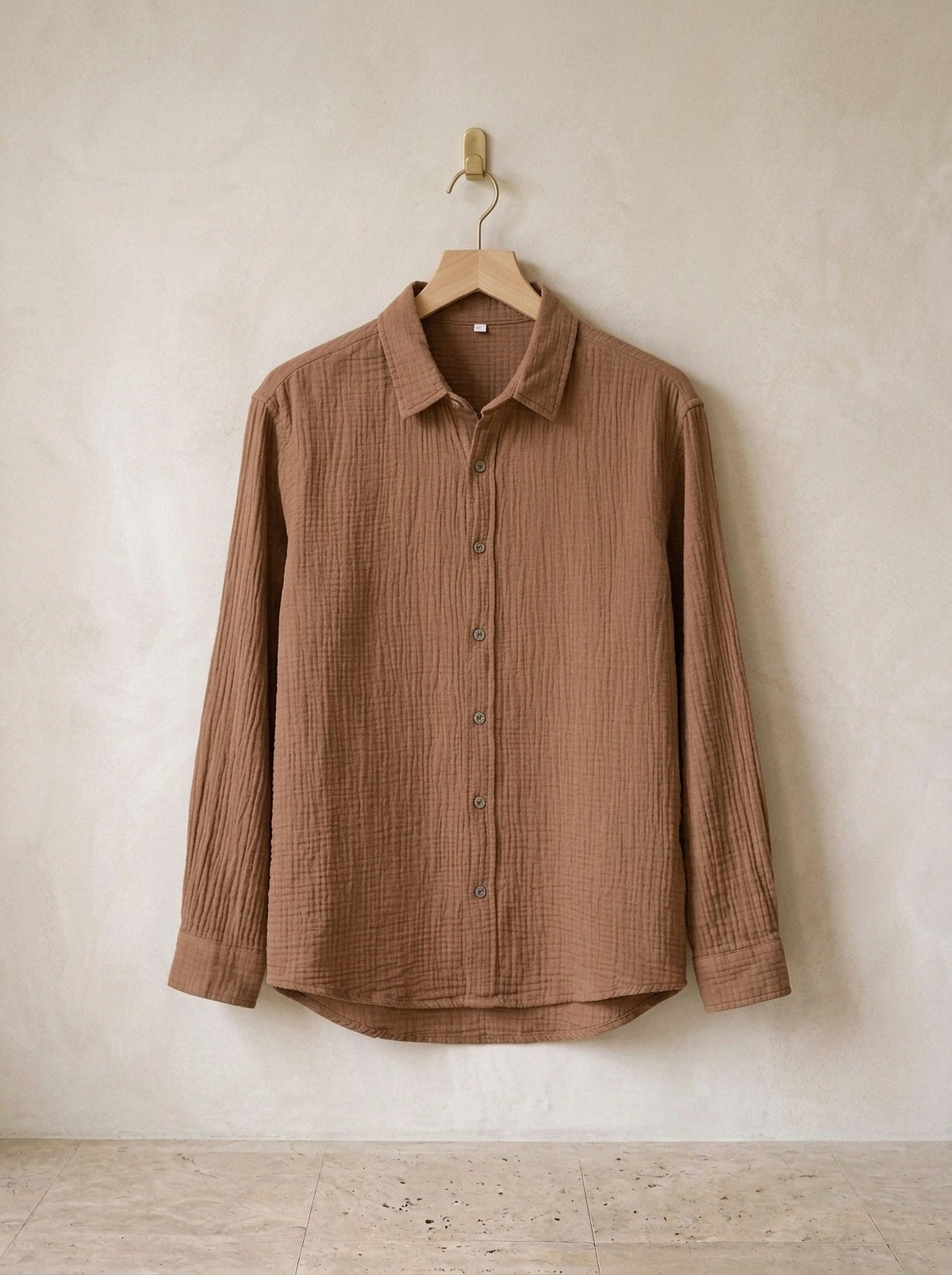 Caramelo | Camisa slim Belfast caramelo – peça sozinha, no cabide de madeira