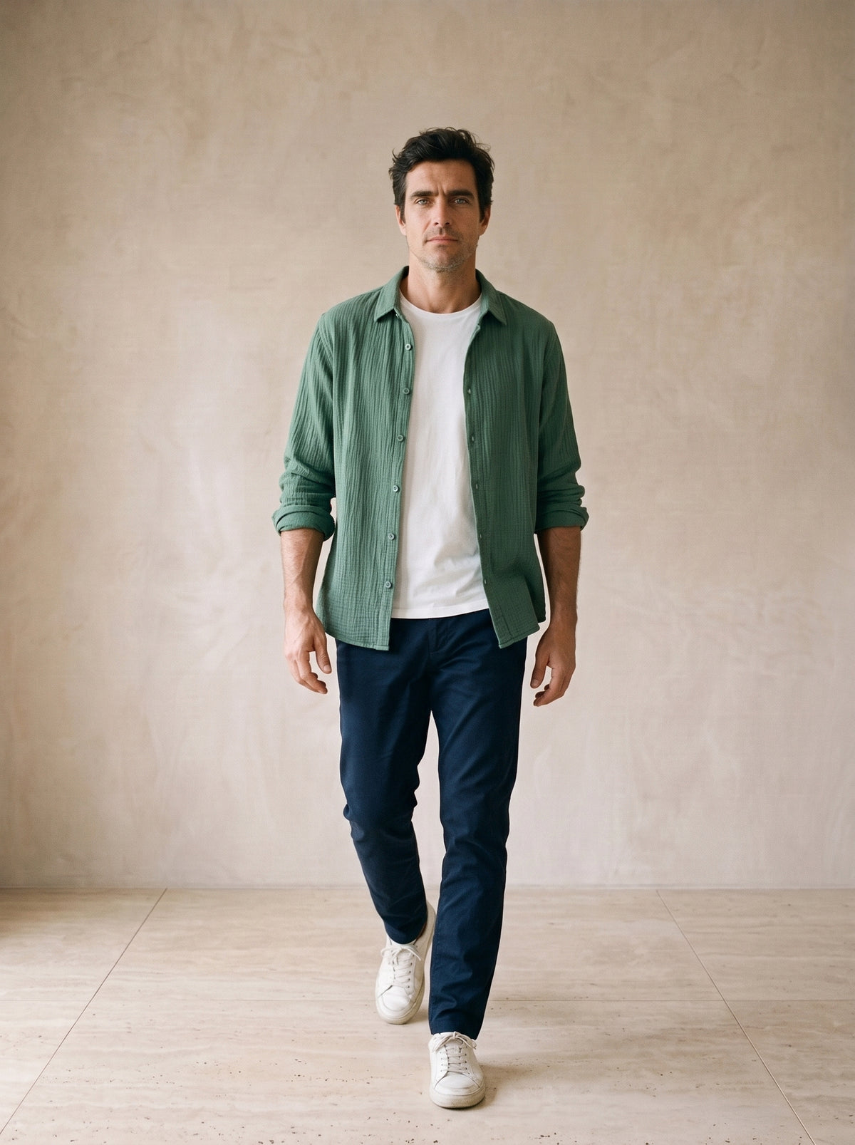 Verde | Camisa slim Belfast verde – corpo inteiro, modelo caminhando