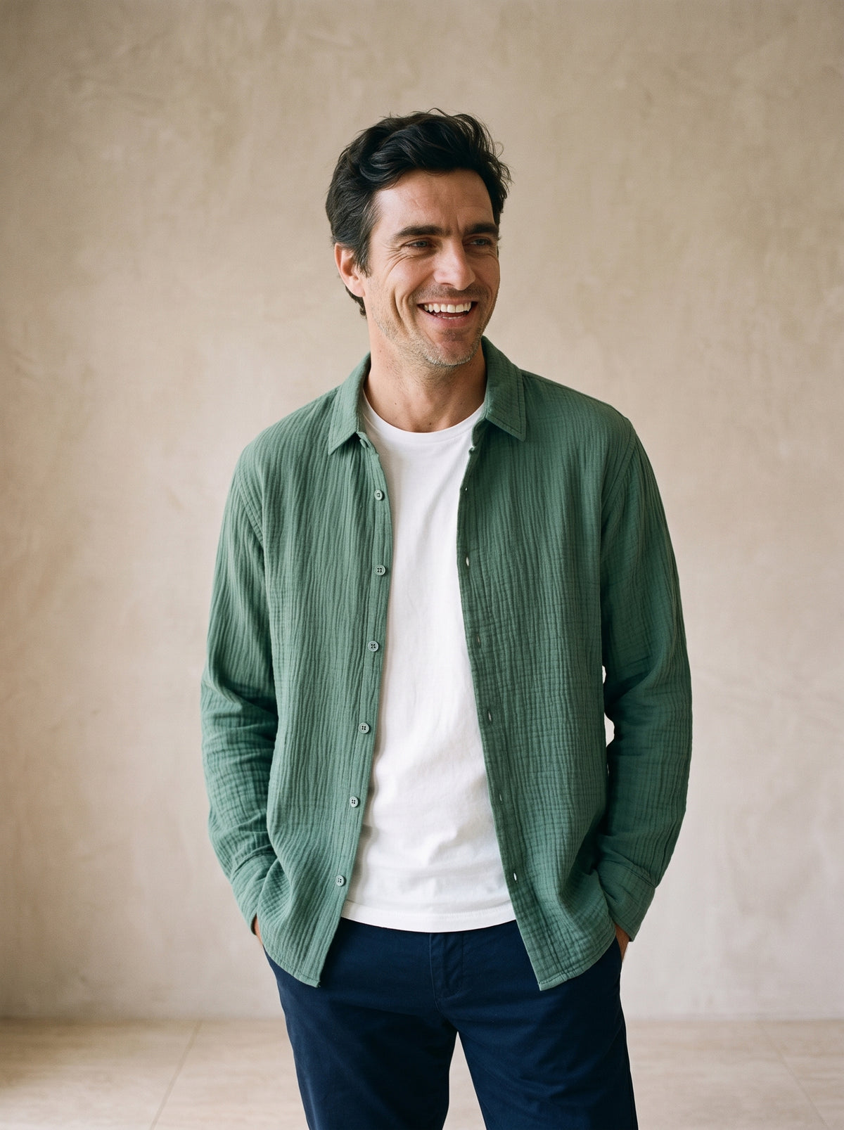 Verde | Camisa slim Belfast verde – modelo sorrindo, recorte médio
