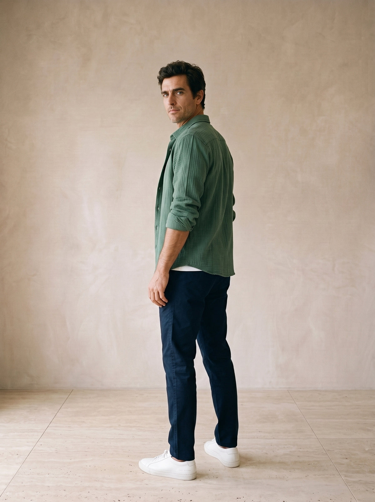 Verde | Camisa slim Belfast verde – costas, olhando por cima do ombro