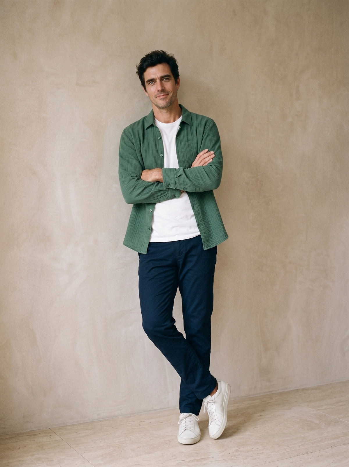 Verde | Camisa slim Belfast verde – modelo encostado na parede