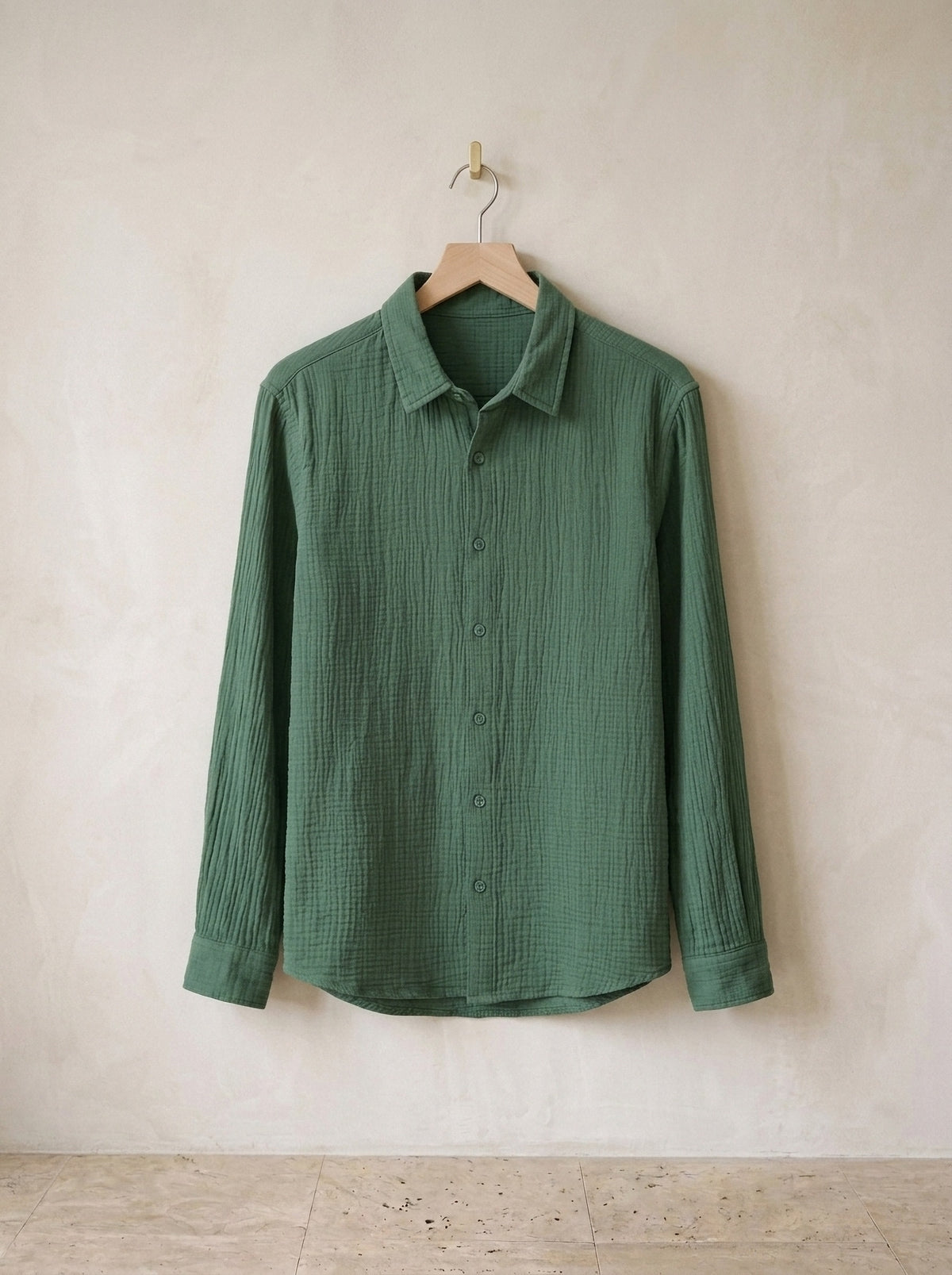 Verde | Camisa slim Belfast verde – peça sozinha, no cabide de madeira