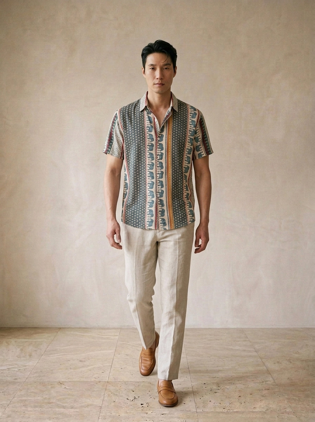 Camisa estampa étnica Bellagio – corpo inteiro, modelo caminhando