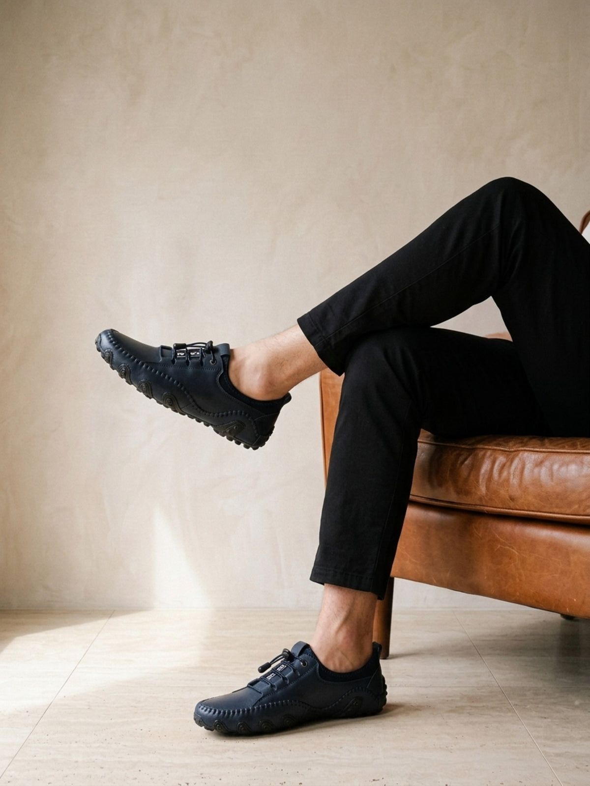 Azul | Sapato social Bellinzona azul – look com o modelo sentado