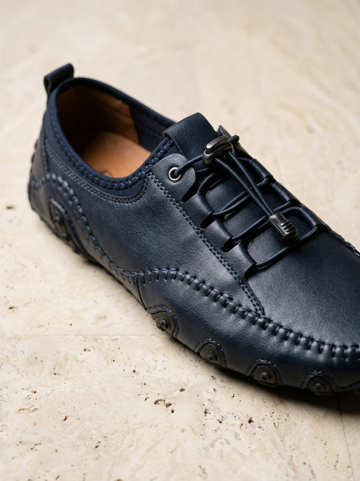 Azul | Sapato social Bellinzona azul – detalhe do cadarço elástico com trava e da costura
