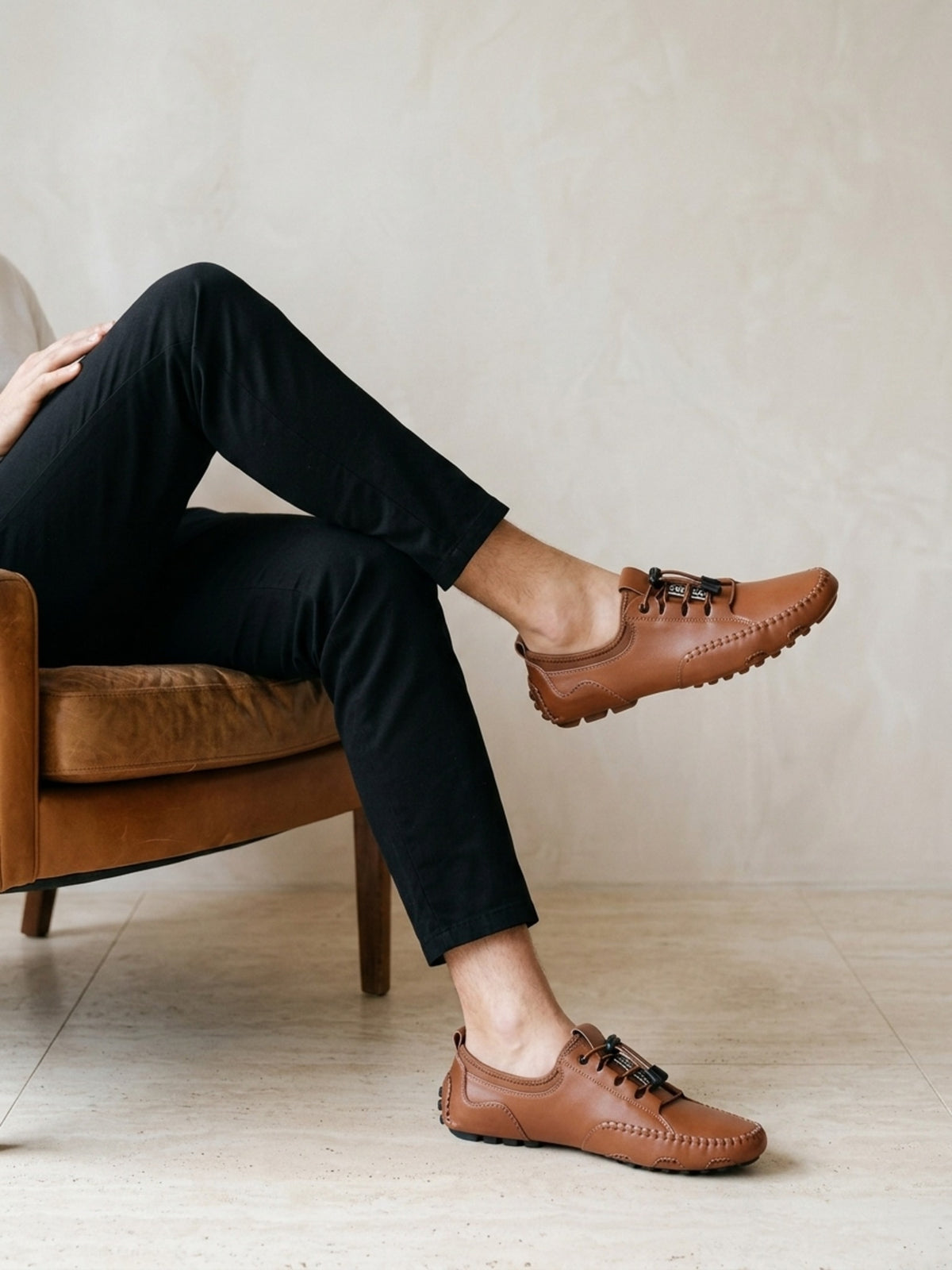 Marrom | Sapato social Bellinzona marrom – look com o modelo sentado