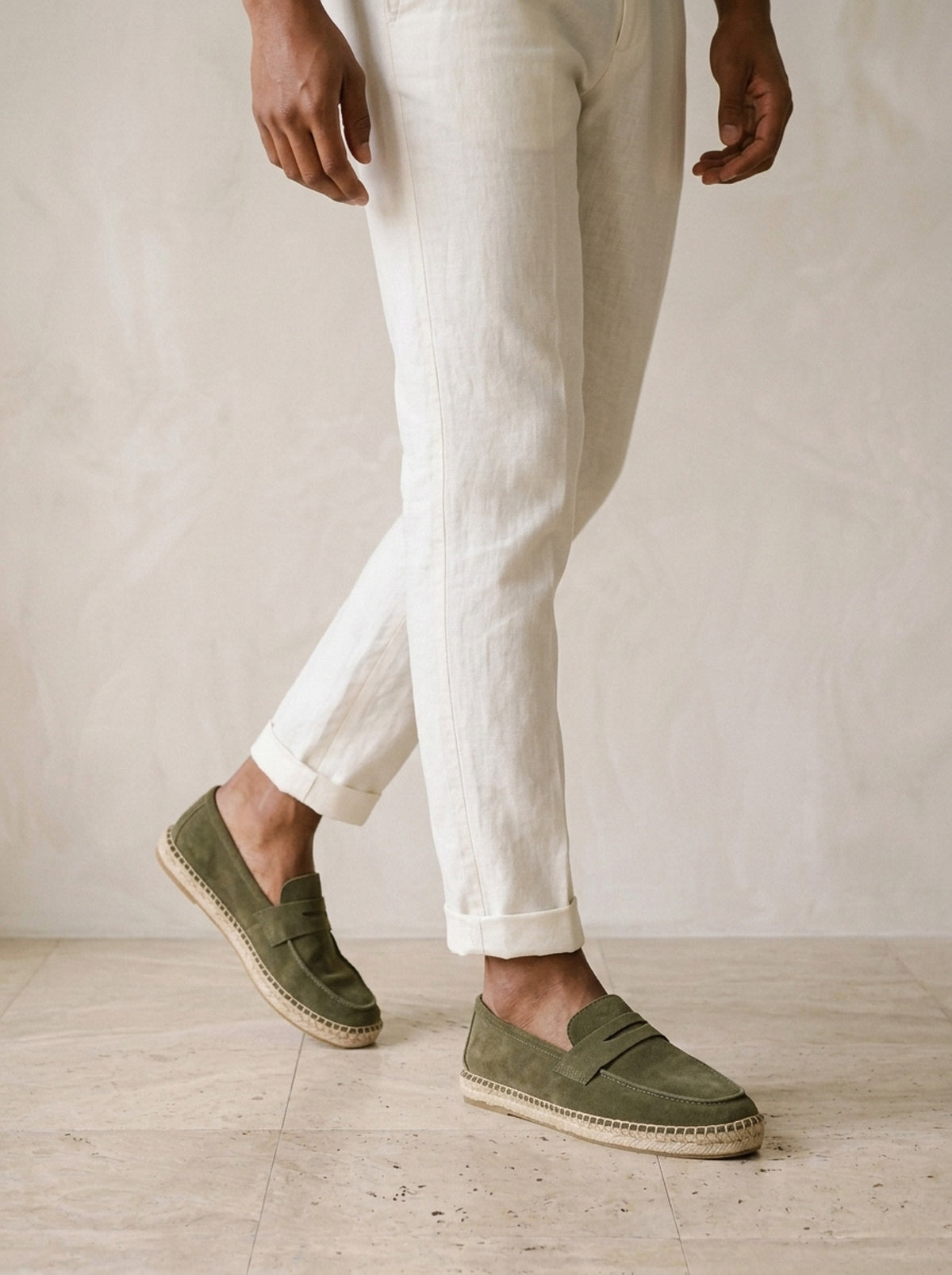 Verde | Mocassim de camurça Berat verde – nos pés, caminhando
