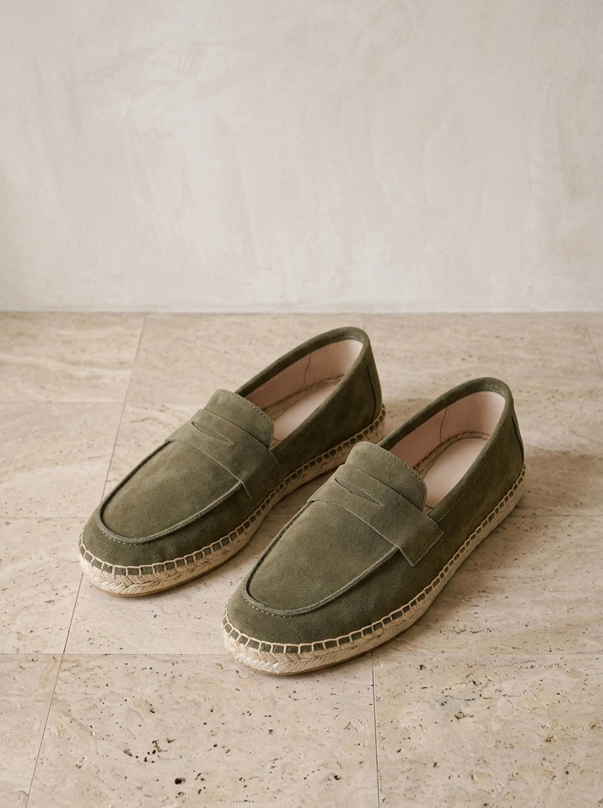 Verde | Mocassim de camurça Berat verde – vista três quartos