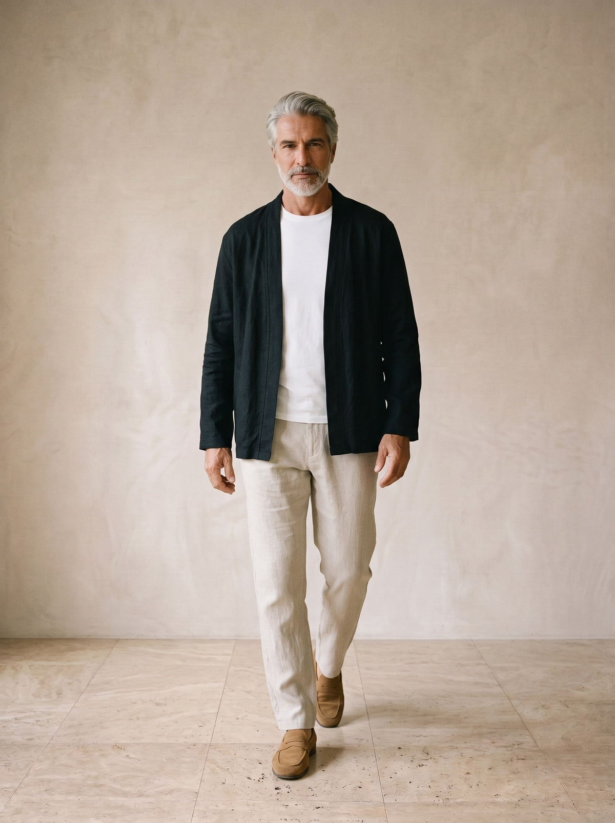 Preto | Cardigan de linho e algodão Bergen preto – corpo inteiro, modelo caminhando