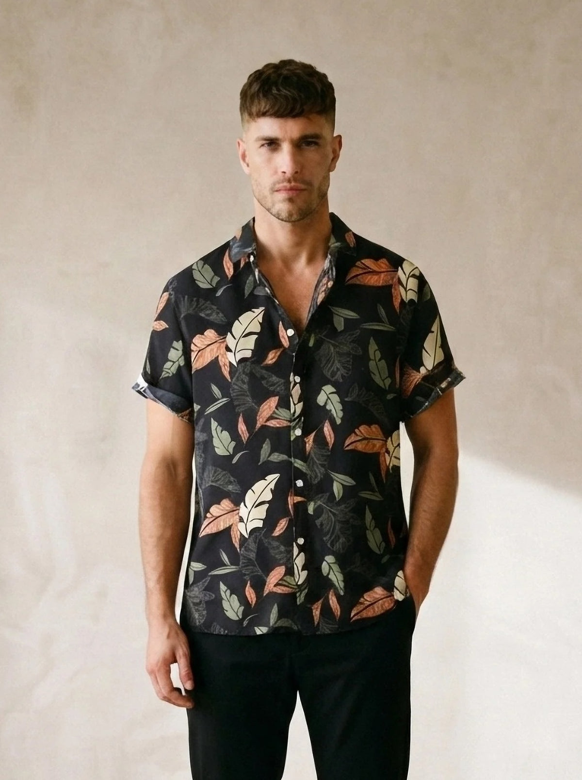 Camisa estampada Besalú preto – vista de frente, recorte próximo