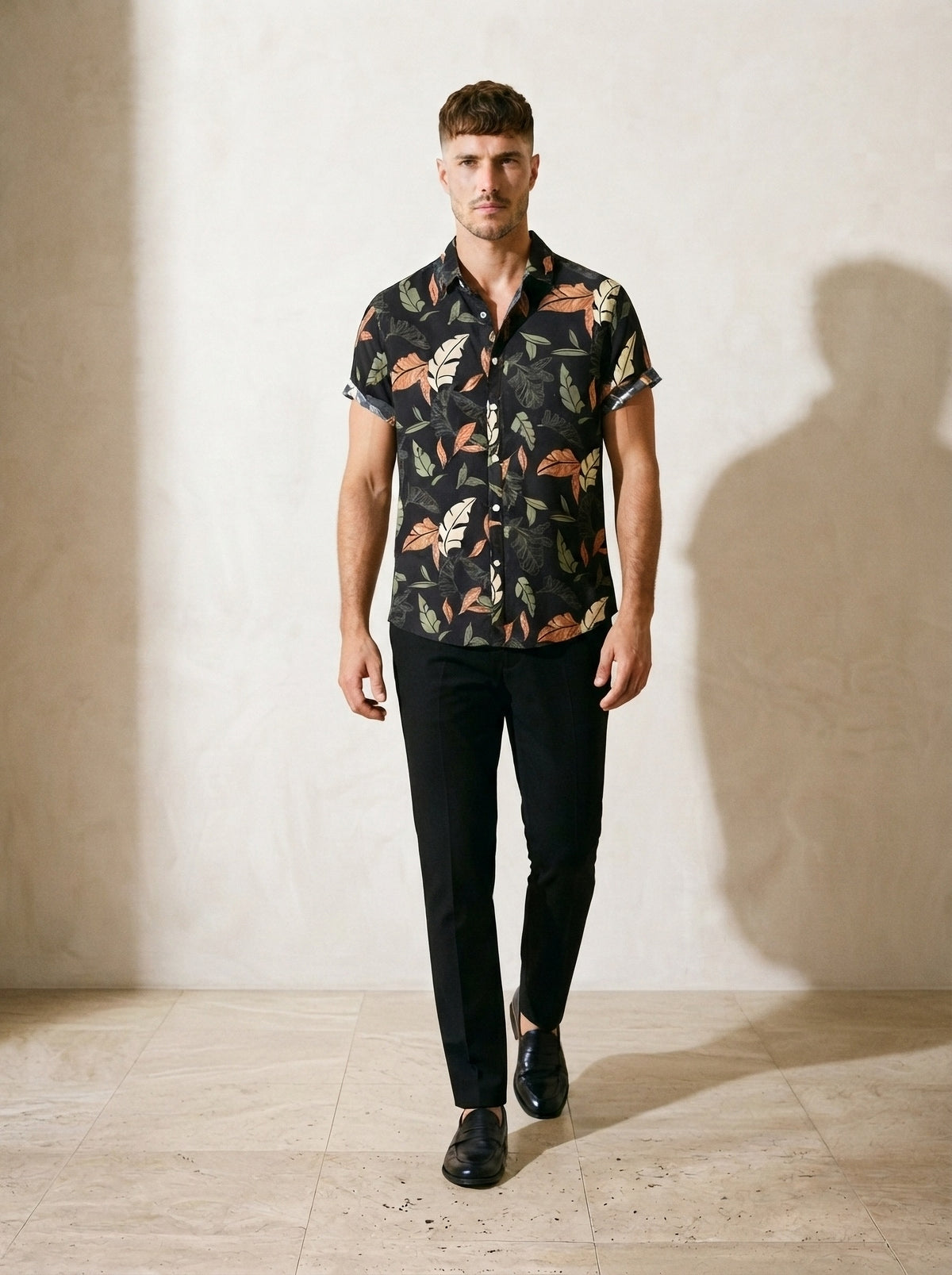 Camisa estampada Besalú preto – corpo inteiro, modelo caminhando