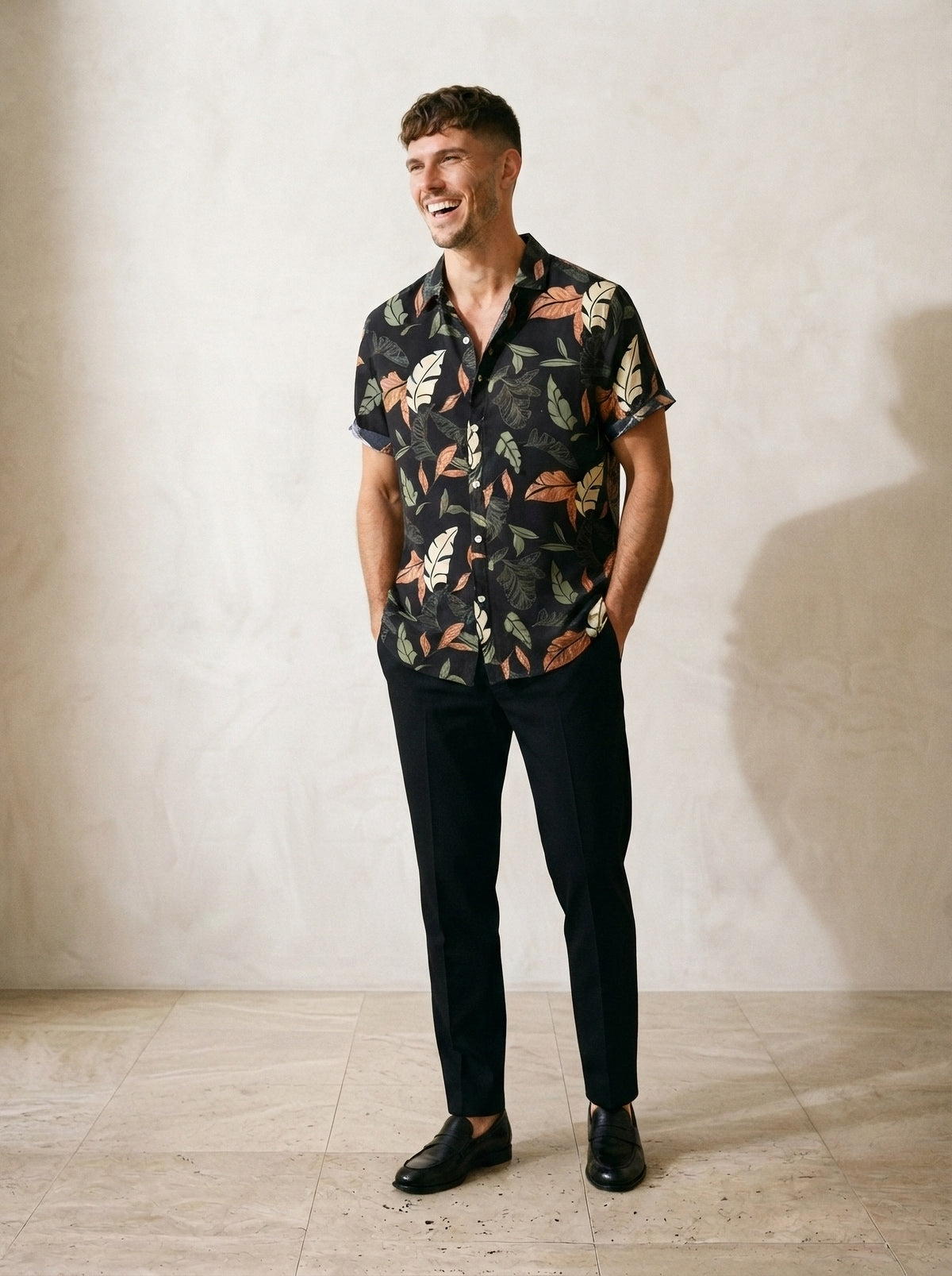 Camisa estampada Besalú preto – modelo sorrindo, recorte médio