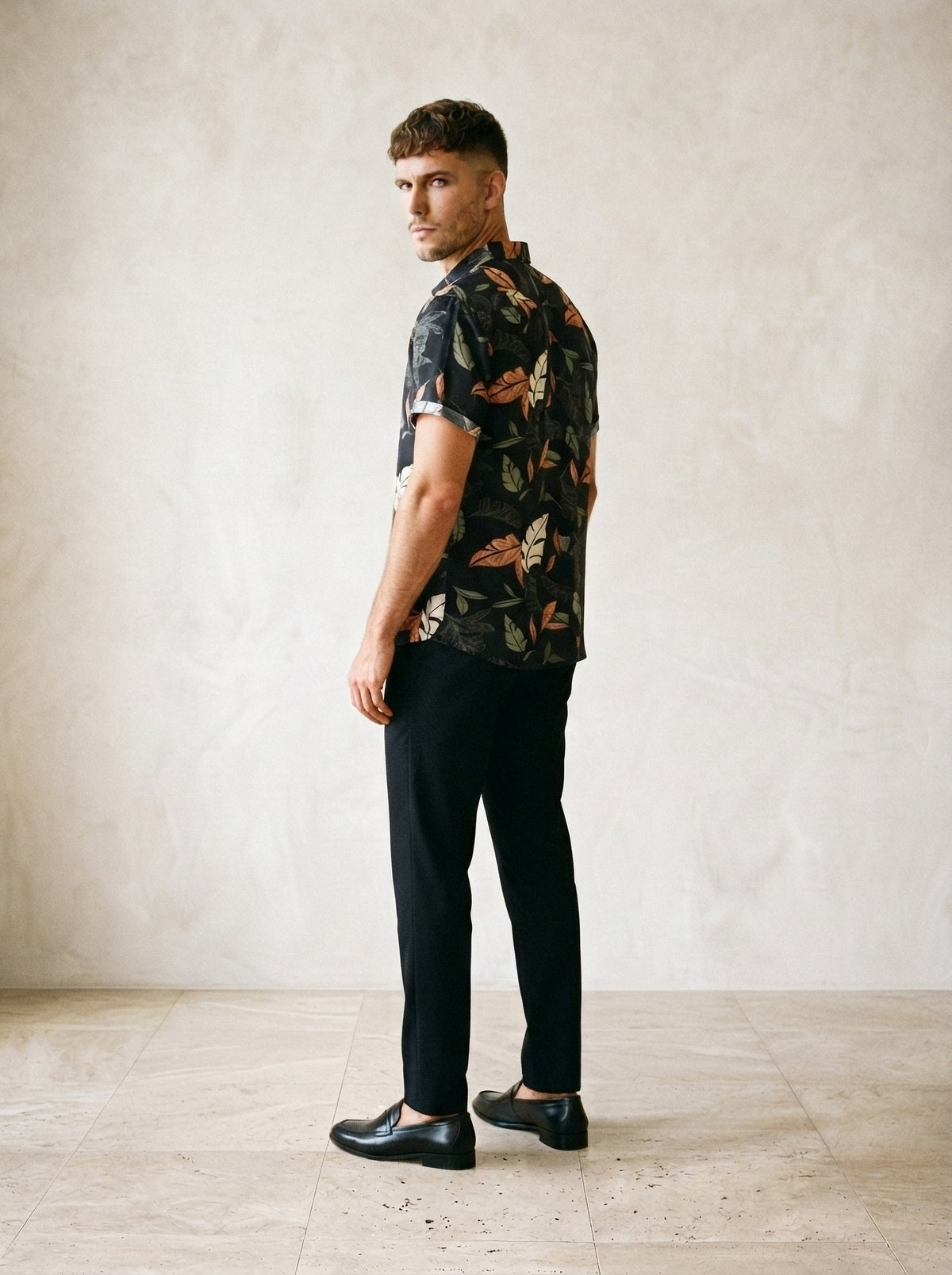 Camisa estampada Besalú preto – costas, olhando por cima do ombro