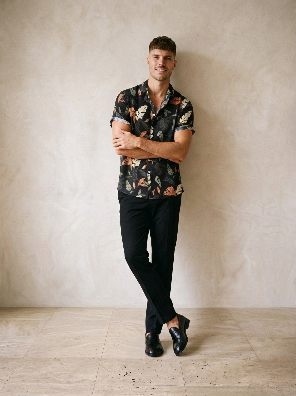 Camisa estampada Besalú preto – modelo encostado na parede