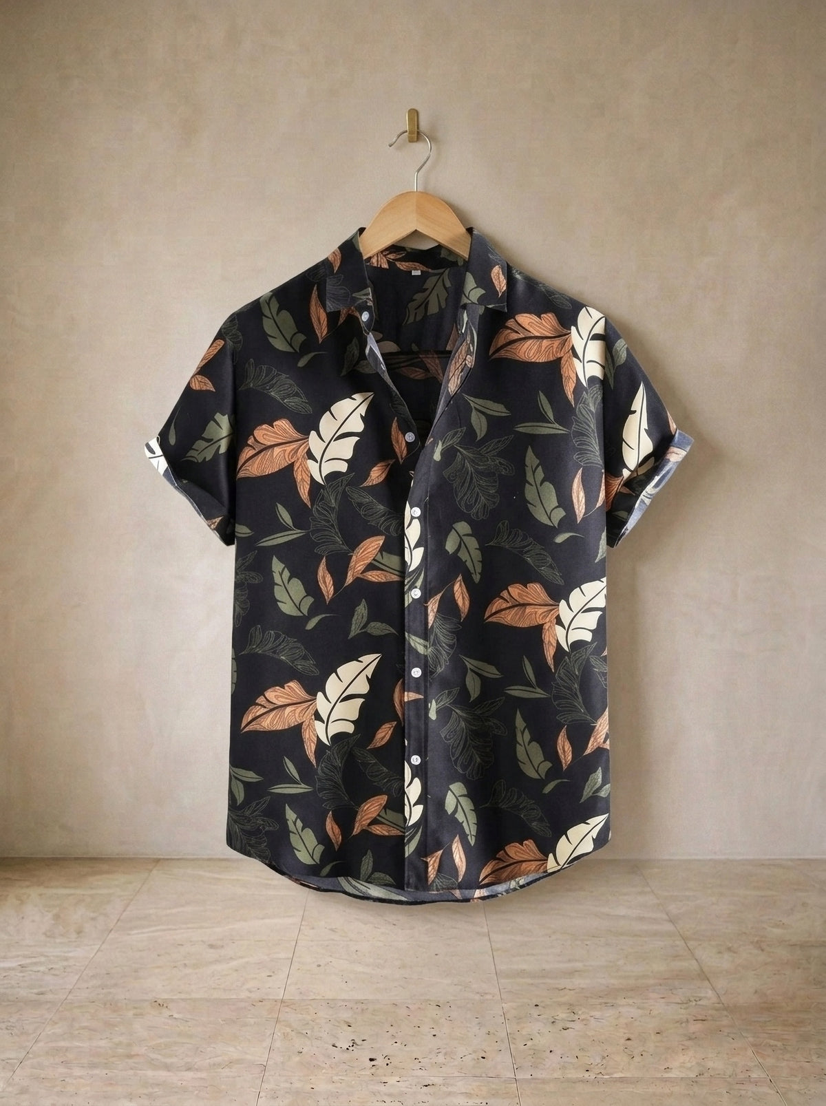 Camisa estampada Besalú preto – peça sozinha, no cabide de madeira