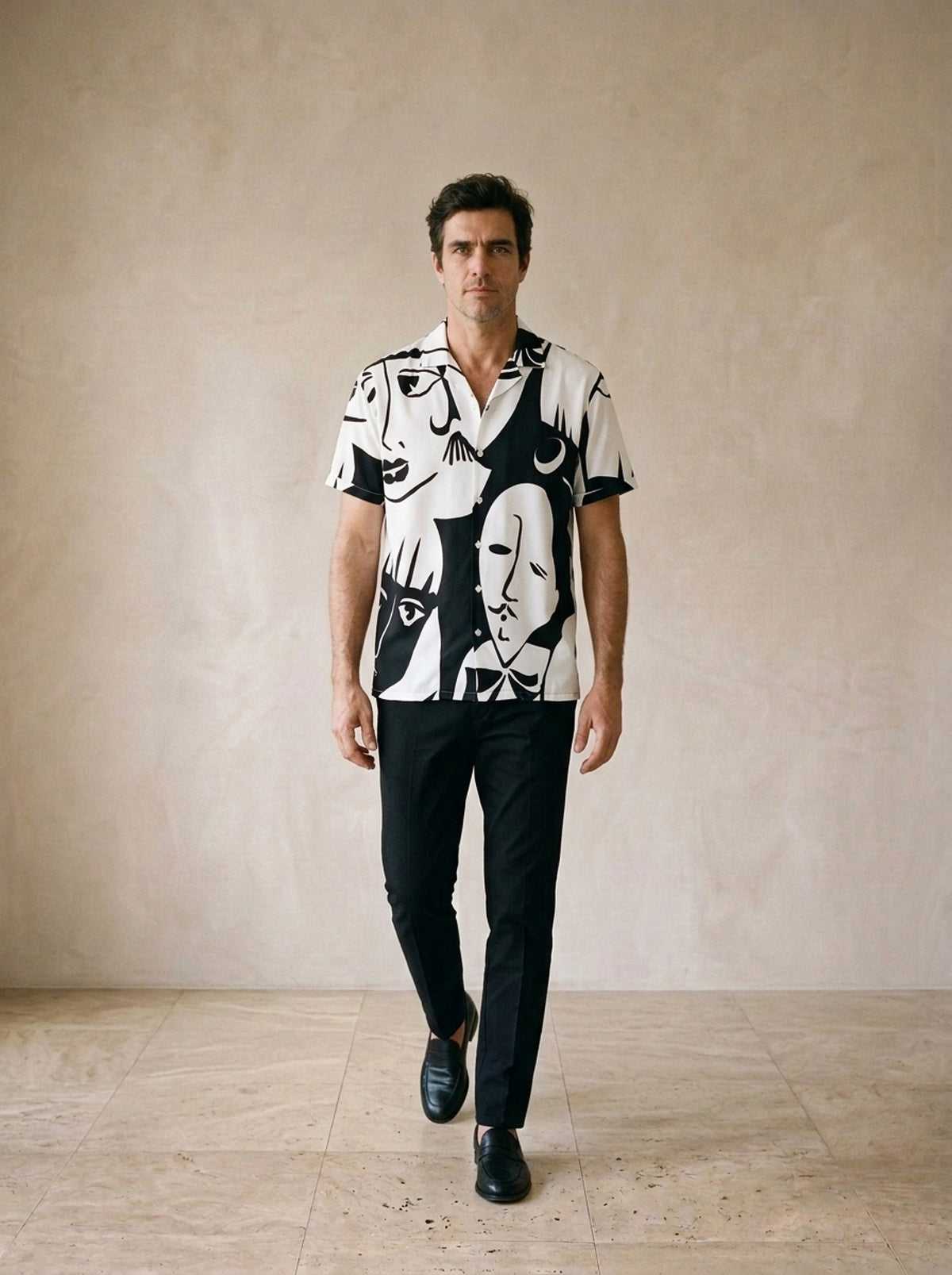 Camisa estampa de rostos Besançon – corpo inteiro, modelo caminhando