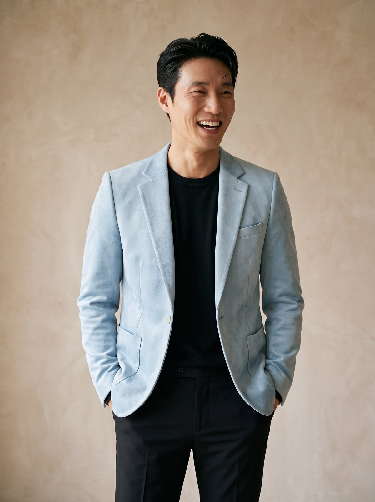 Azul-claro | Blazer de camurça Biarritz azul-claro – modelo sorrindo, recorte médio
