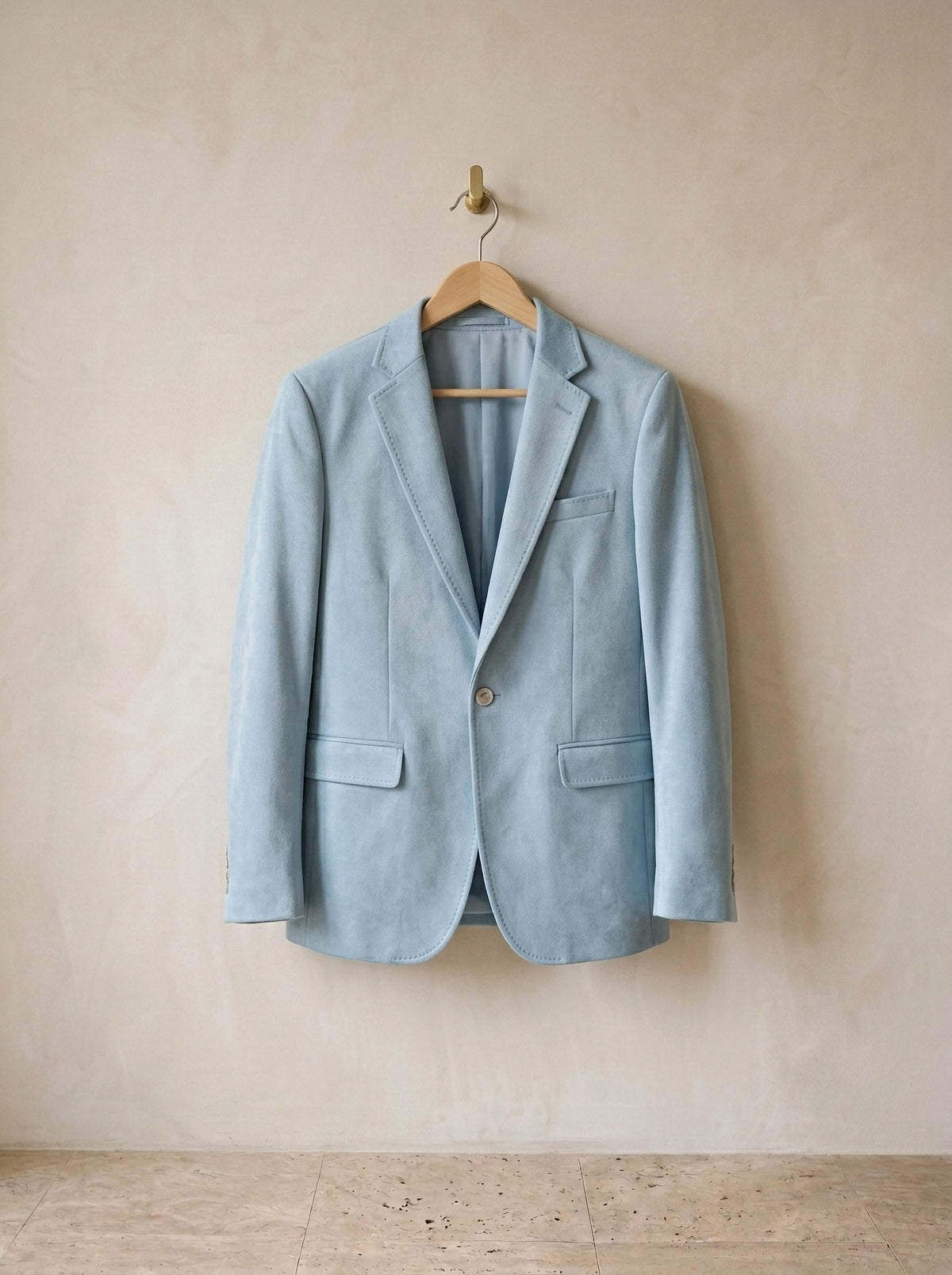 Azul-claro | Blazer de camurça Biarritz azul-claro – peça sozinha, no cabide de madeira