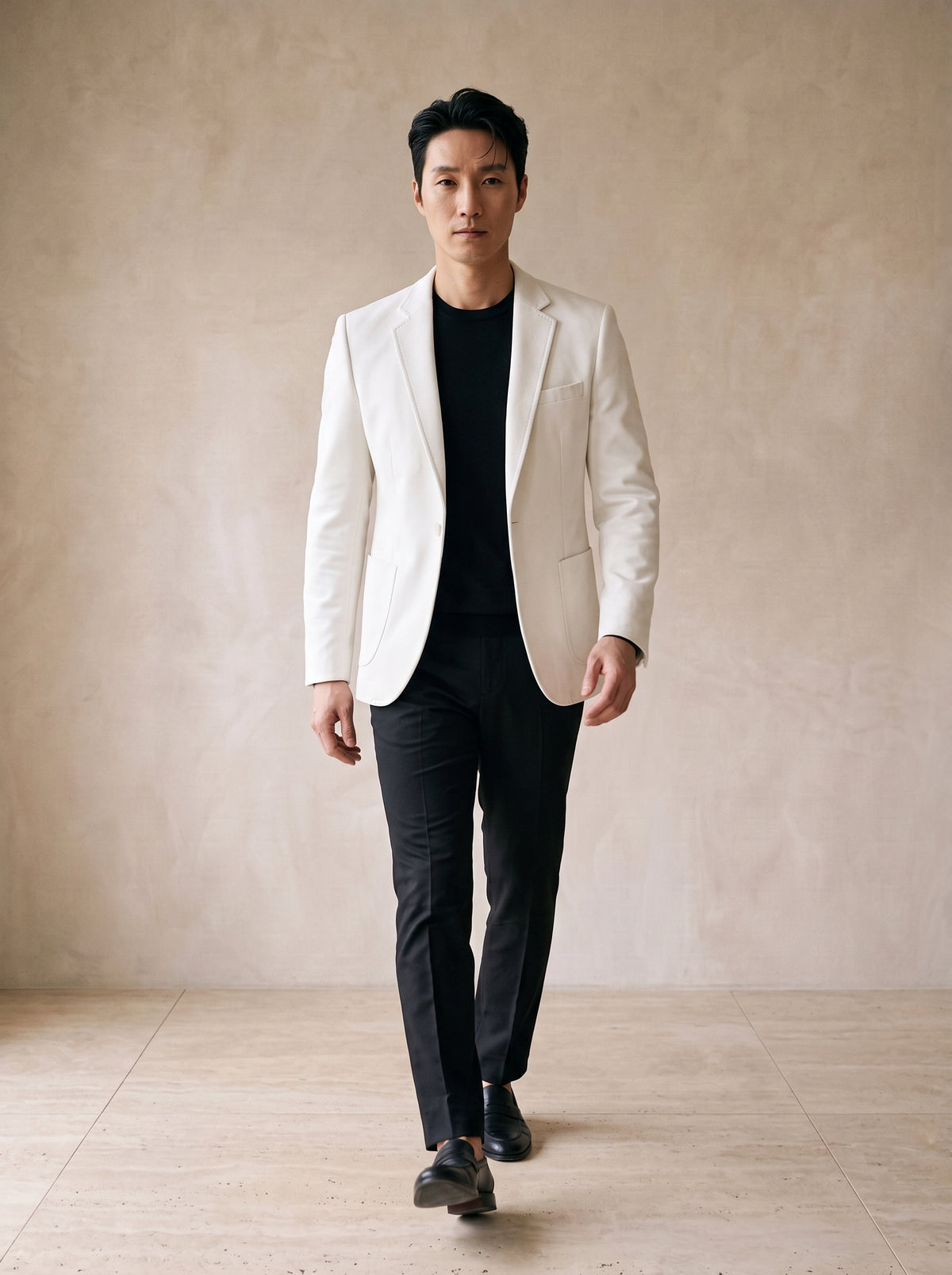 Branco | Blazer de camurça Biarritz branco – corpo inteiro, modelo caminhando