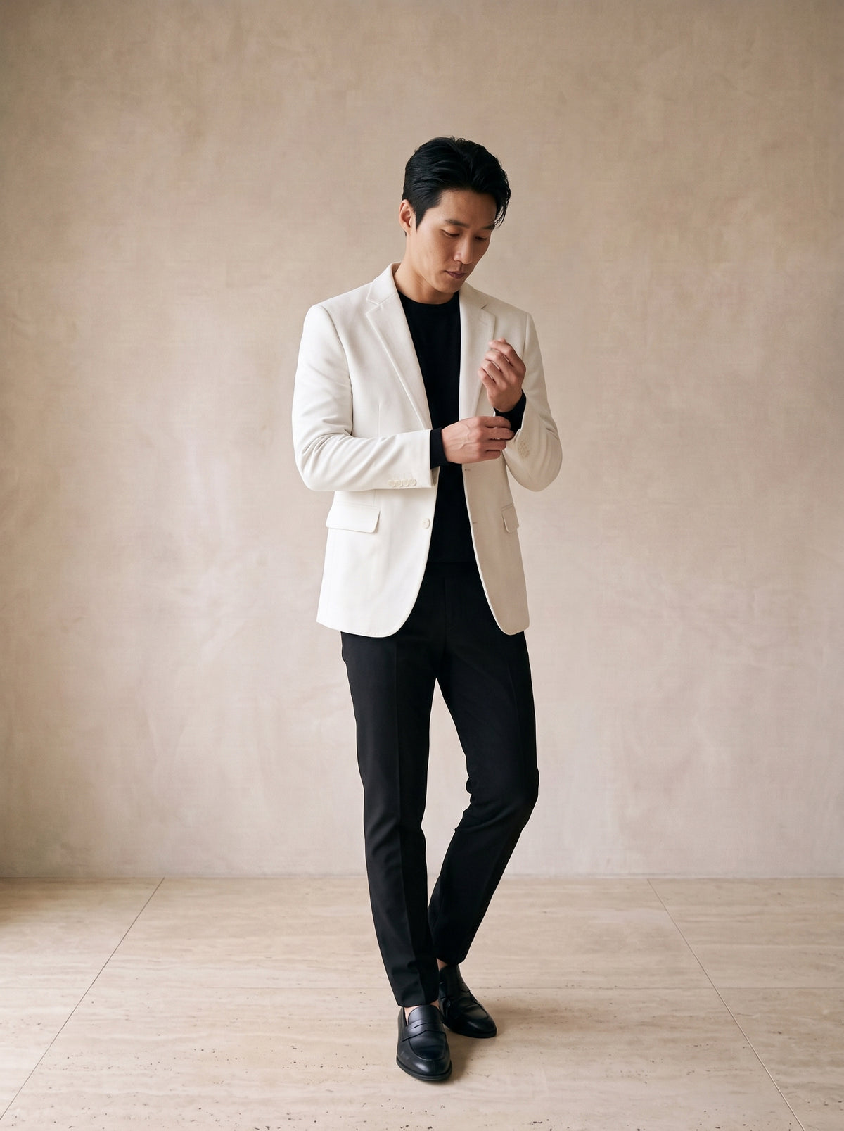 Branco | Blazer de camurça Biarritz branco – modelo ajustando a manga