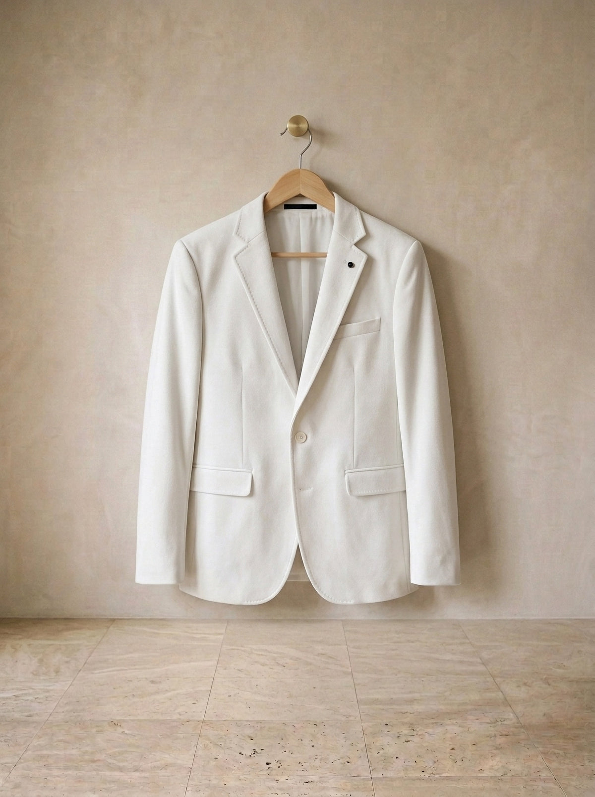 Branco | Blazer de camurça Biarritz branco – peça sozinha, no cabide de madeira