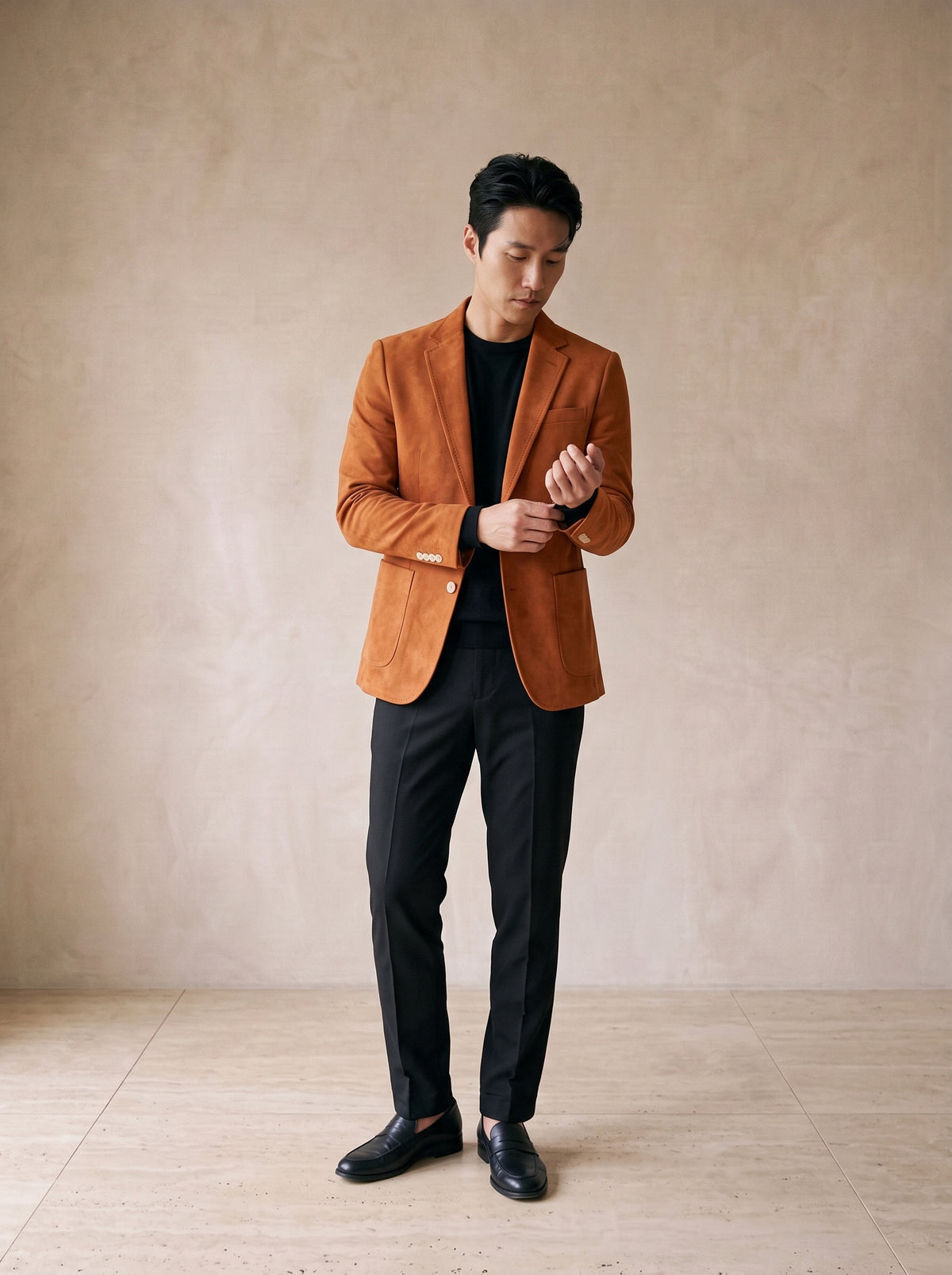 Caramelo | Blazer de camurça Biarritz caramelo – modelo ajustando a manga