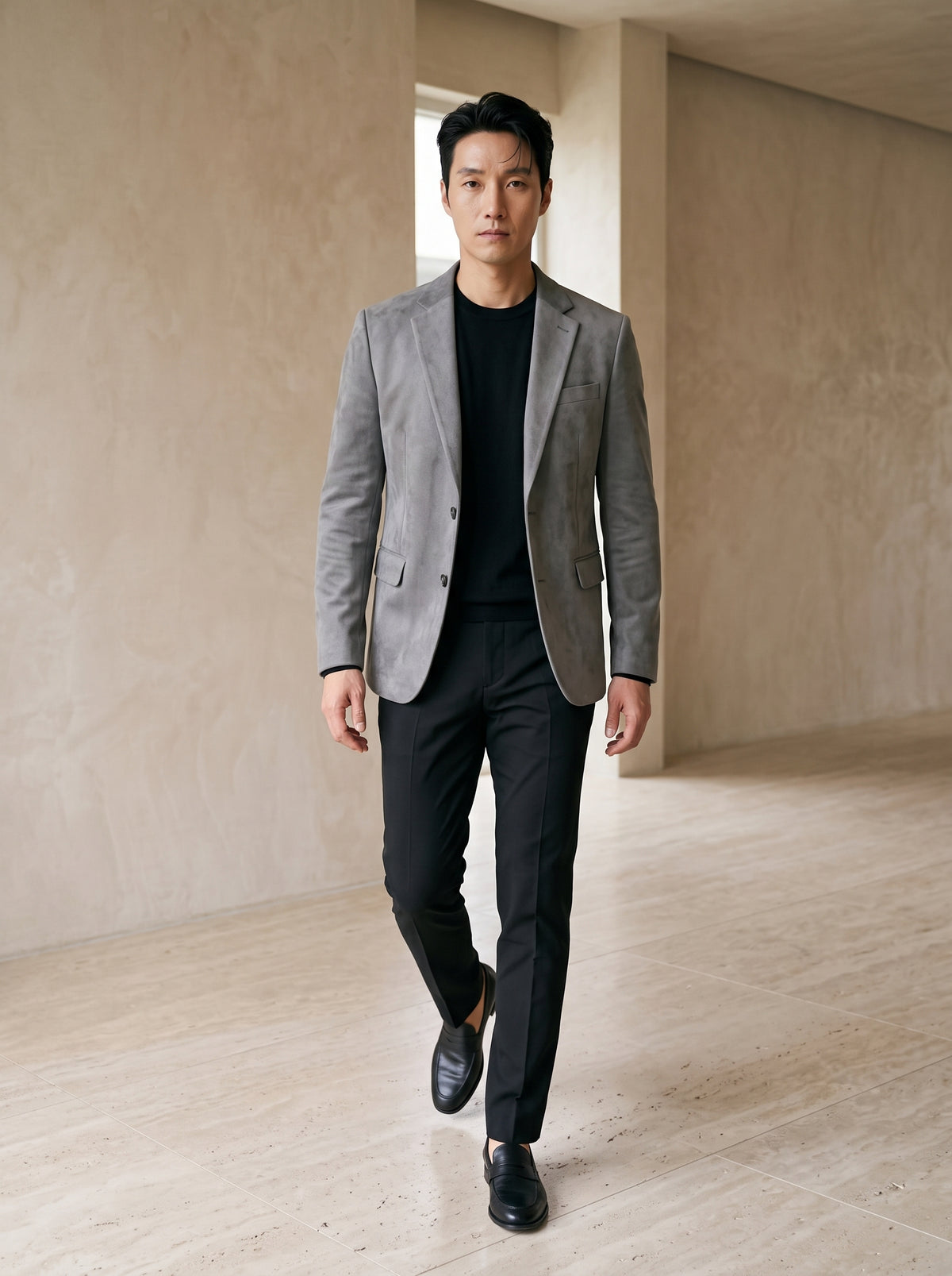 Cinza | Blazer de camurça Biarritz cinza – corpo inteiro, modelo caminhando