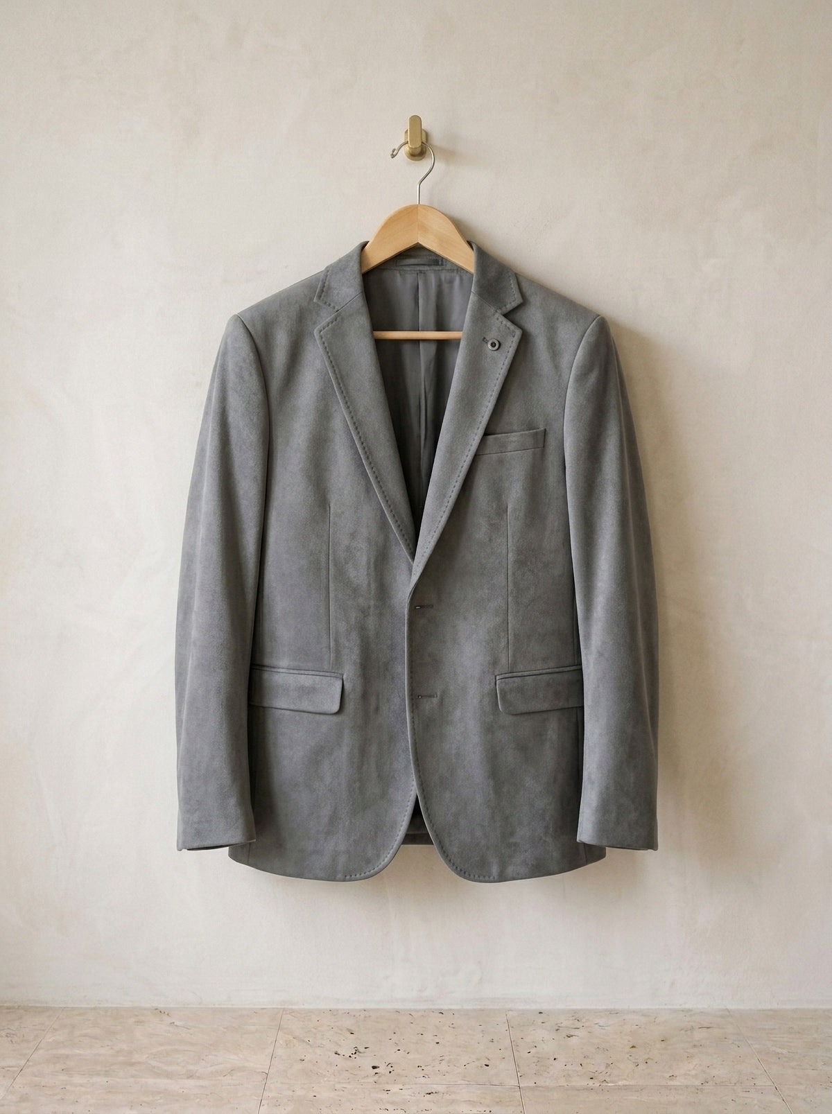 Cinza | Blazer de camurça Biarritz cinza – peça sozinha, no cabide de madeira