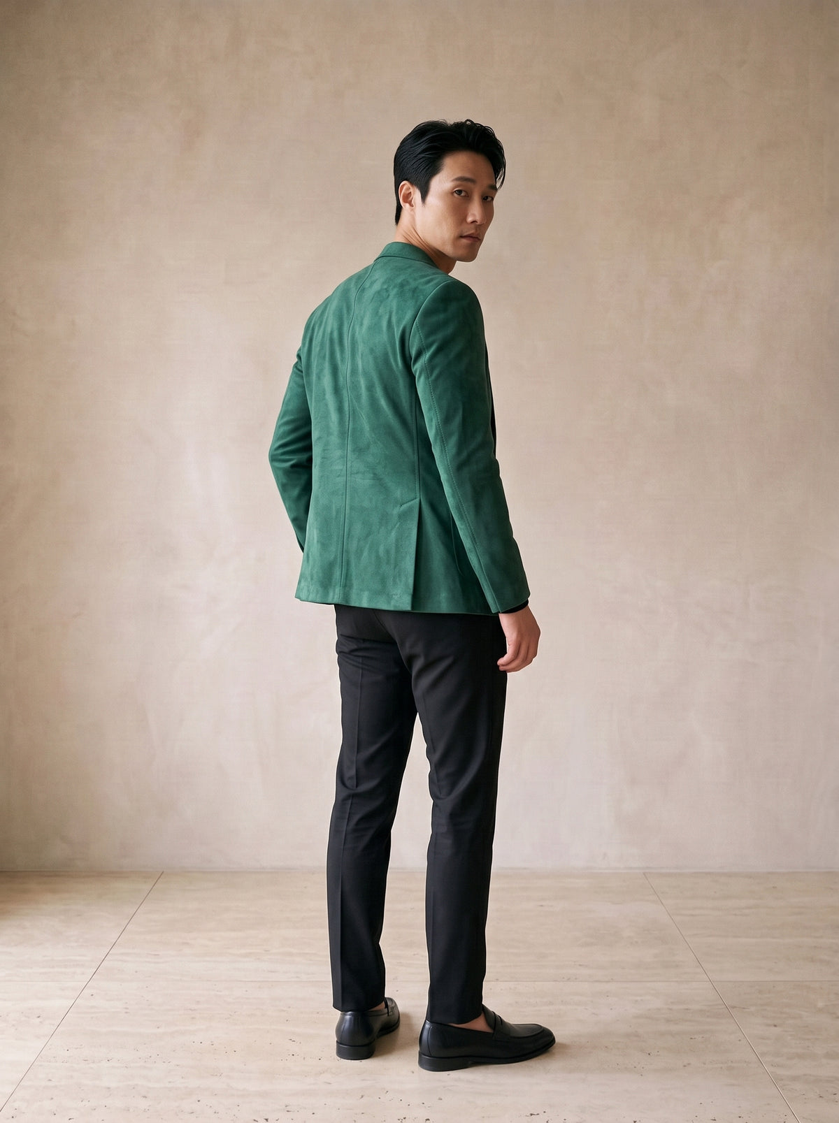 Verde | Blazer de camurça Biarritz verde – costas, olhando por cima do ombro