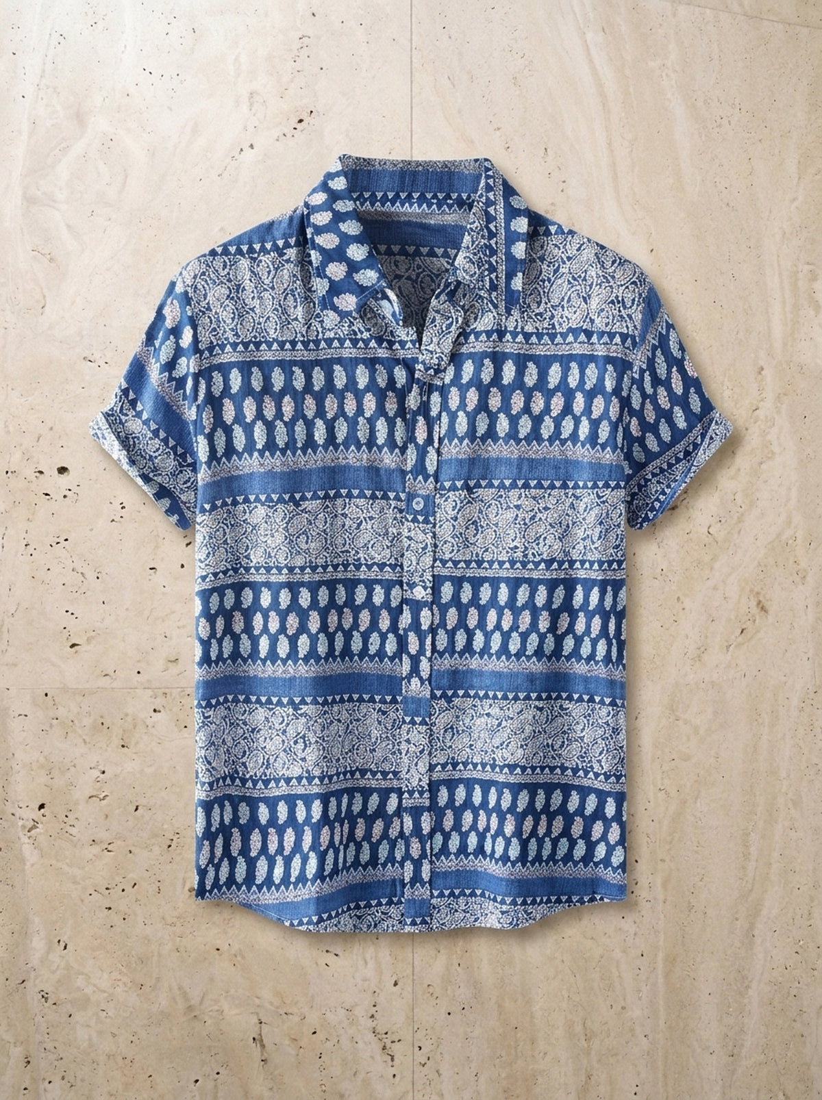 Camisa estampa étnica azul Bilbao – peça sozinha vista de cima