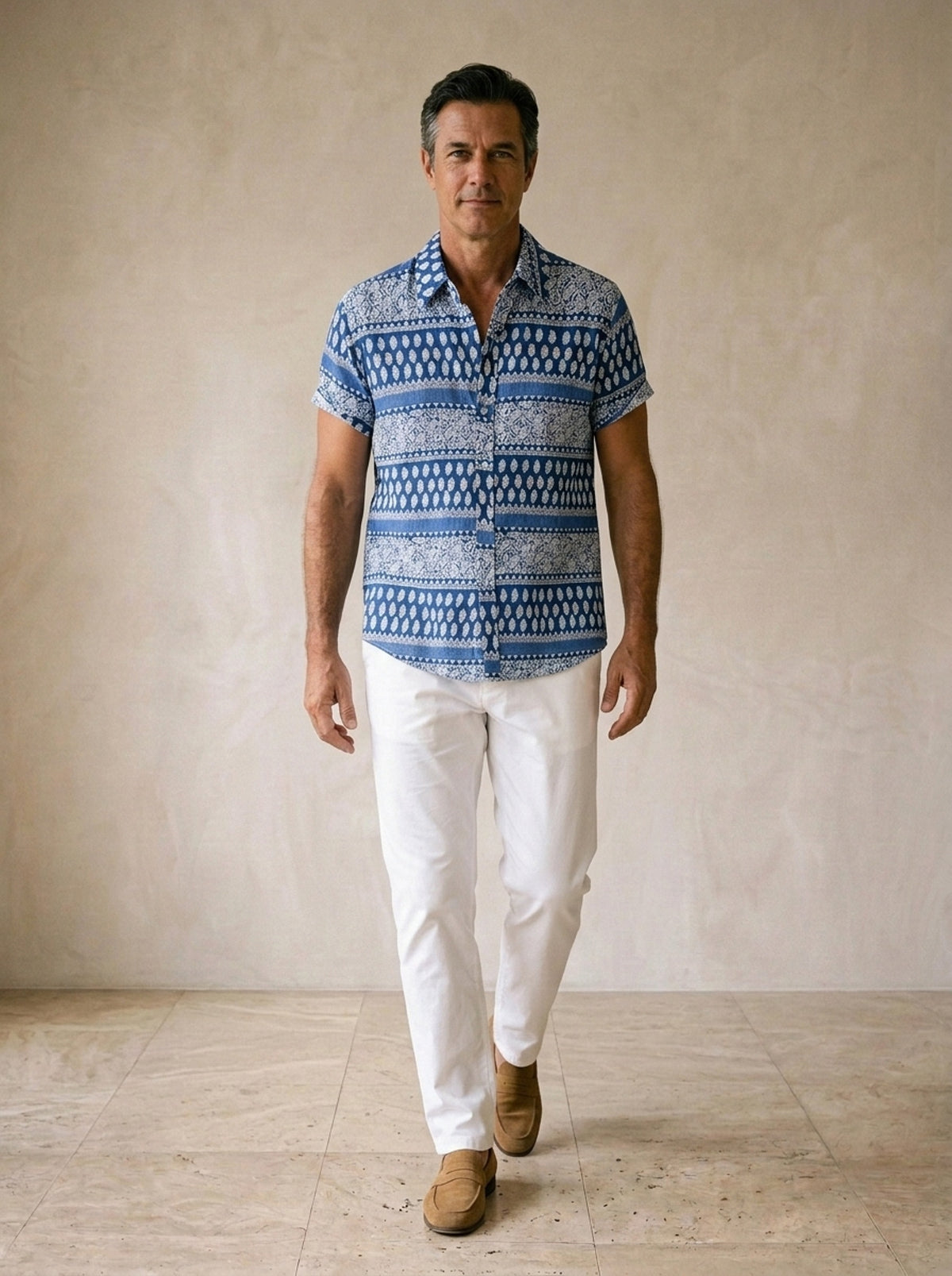 Camisa estampa étnica azul Bilbao – corpo inteiro, modelo caminhando