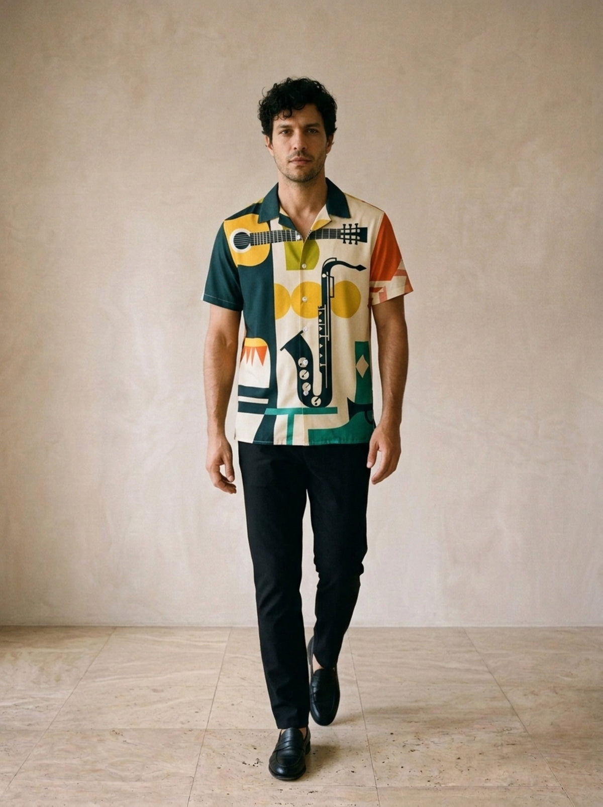 Camisa estampa jazz Birmingham – corpo inteiro, modelo caminhando
