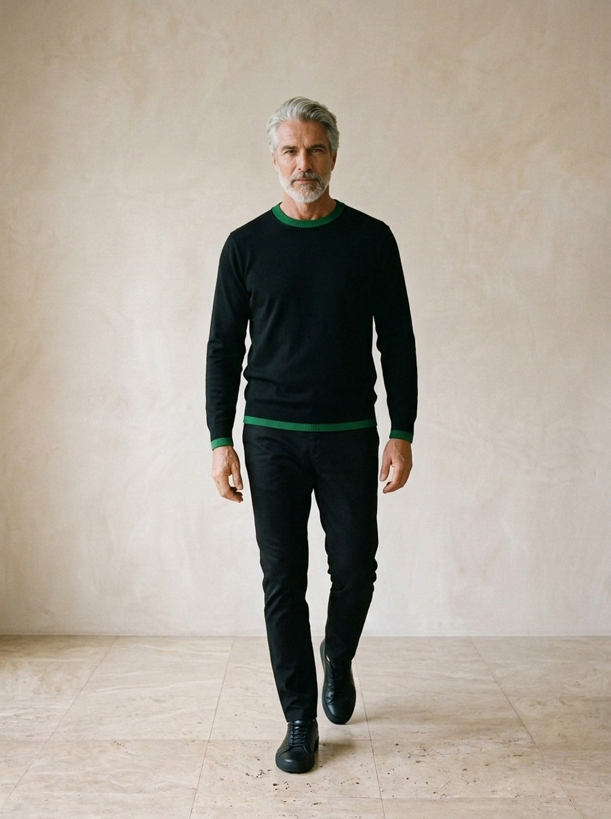 Preto | Suéter slim com detalhe contrastante Blaye preto – corpo inteiro, modelo caminhando