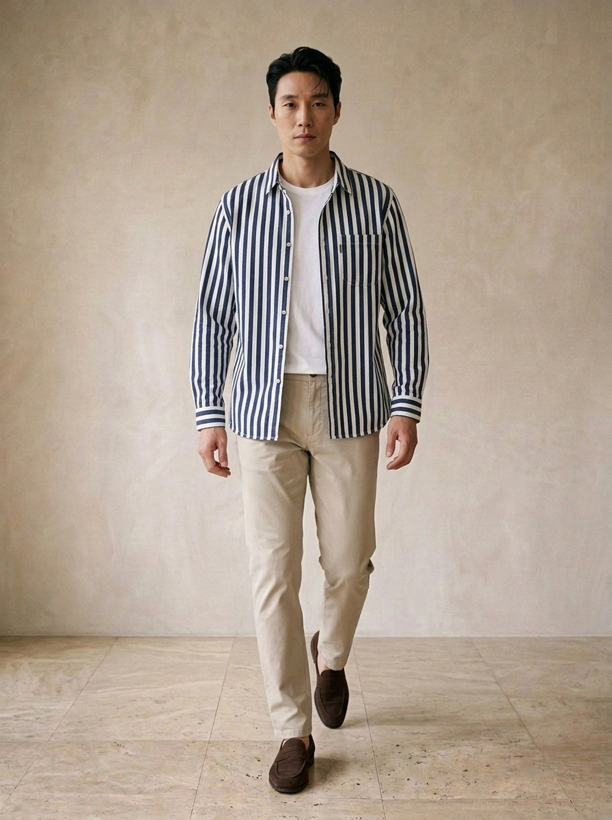 Azul-marinho | Camisa de listras largas Bolonha azul-marinho – corpo inteiro, modelo caminhando