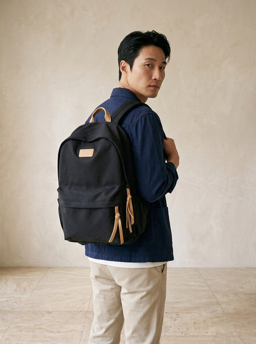 Preto | Mochila de nylon Bolsena preto – modelo com a mochila nas costas