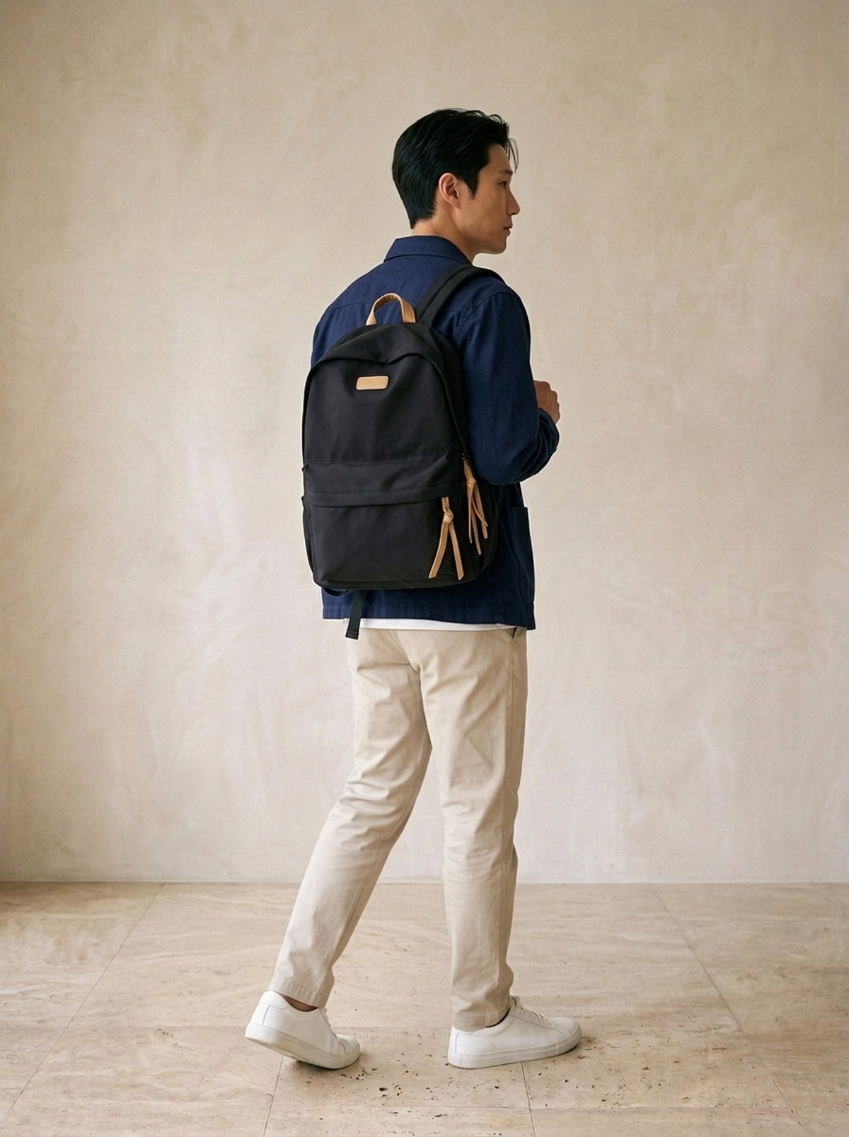 Preto | Mochila de nylon Bolsena preto – modelo caminhando com a mochila