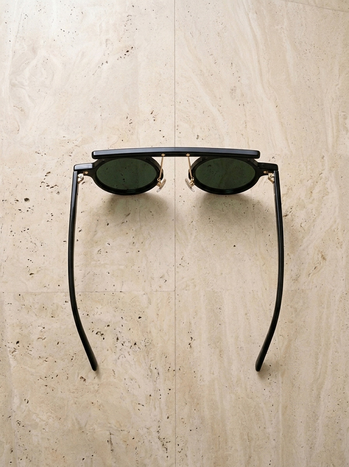 Preto/Verde | Óculos de sol de acetato Bolzano preto/verde – peça sozinha vista de cima