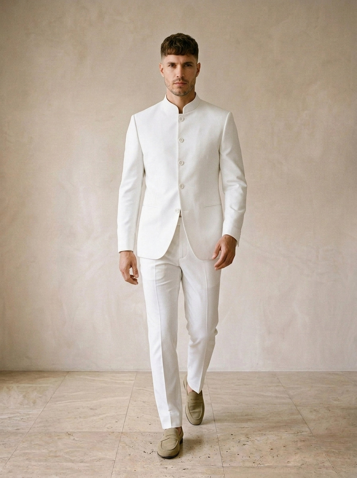 Branco | Terno gola padre Bonifacio branco – corpo inteiro, modelo caminhando