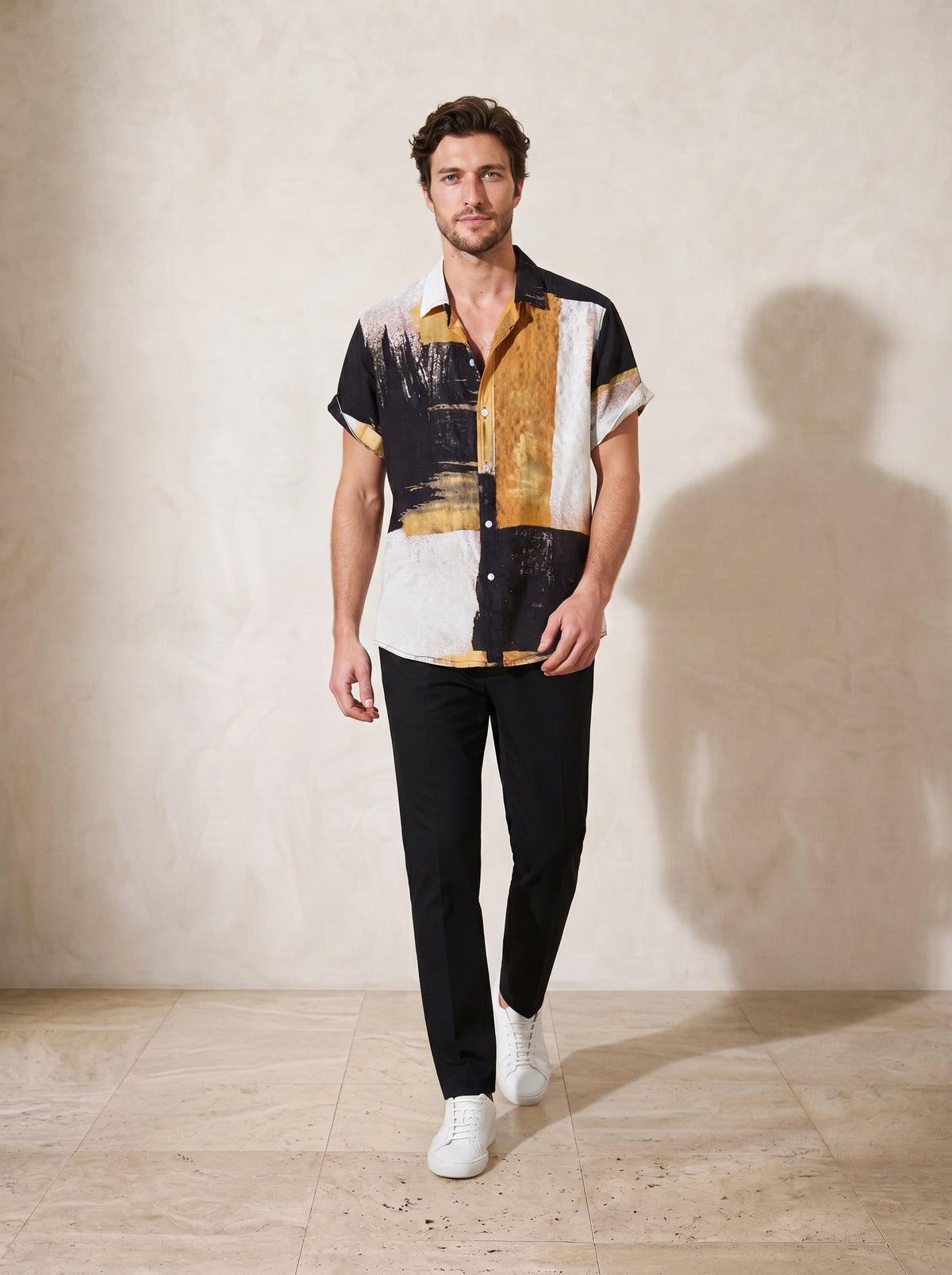 Amarelo | Camisa de algodão leve Bonnieux amarelo – corpo inteiro, modelo caminhando