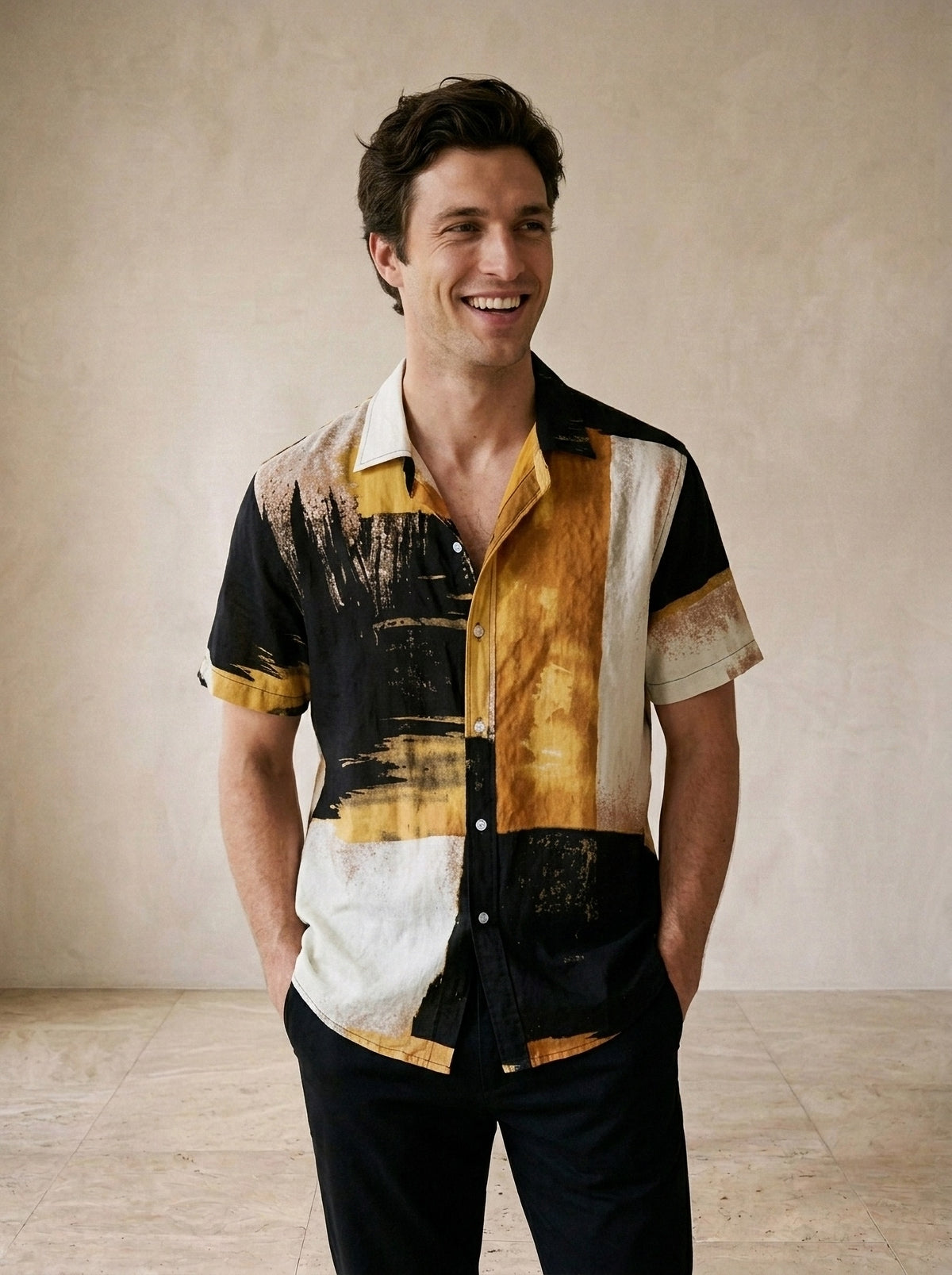 Amarelo | Camisa de algodão leve Bonnieux amarelo – modelo sorrindo, recorte médio